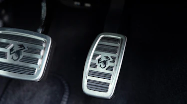 Abarth 500e Convertible - pedals