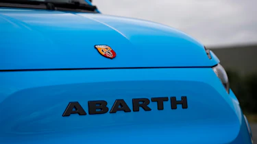 Abarth 500e Convertible - grille