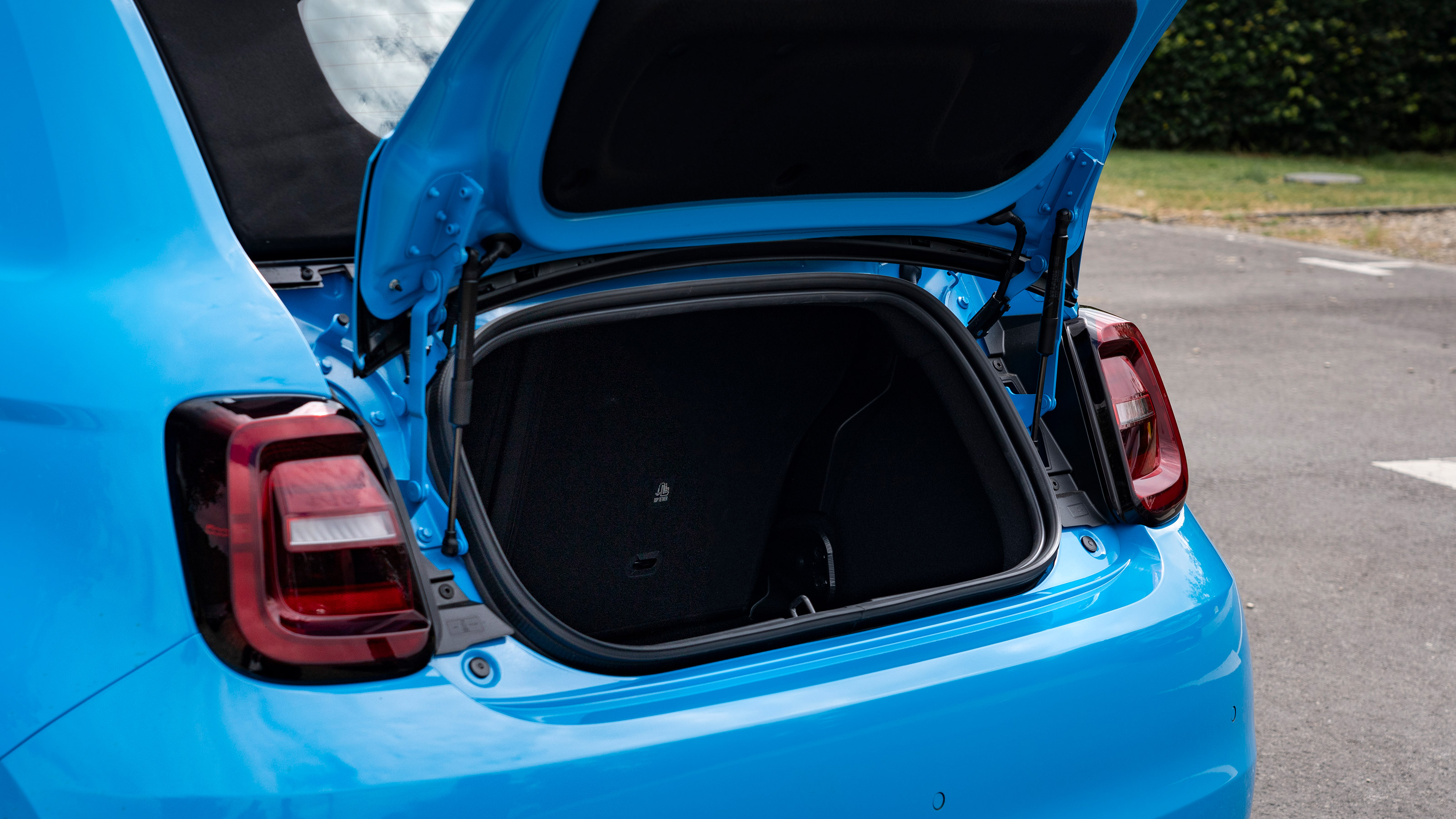 Abarth 500e Convertible - boot