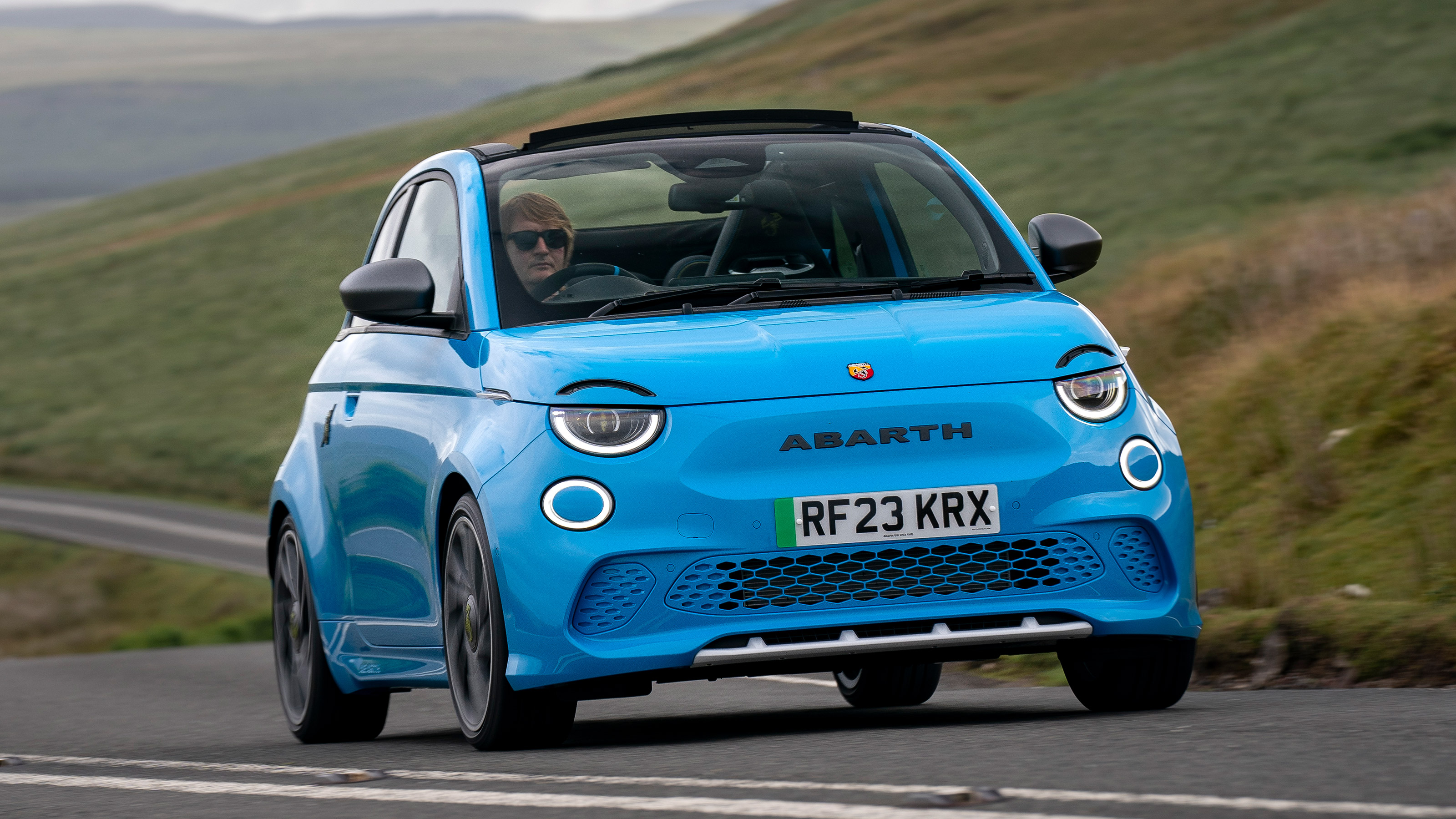 Abarth 500e Convertible - front cornering