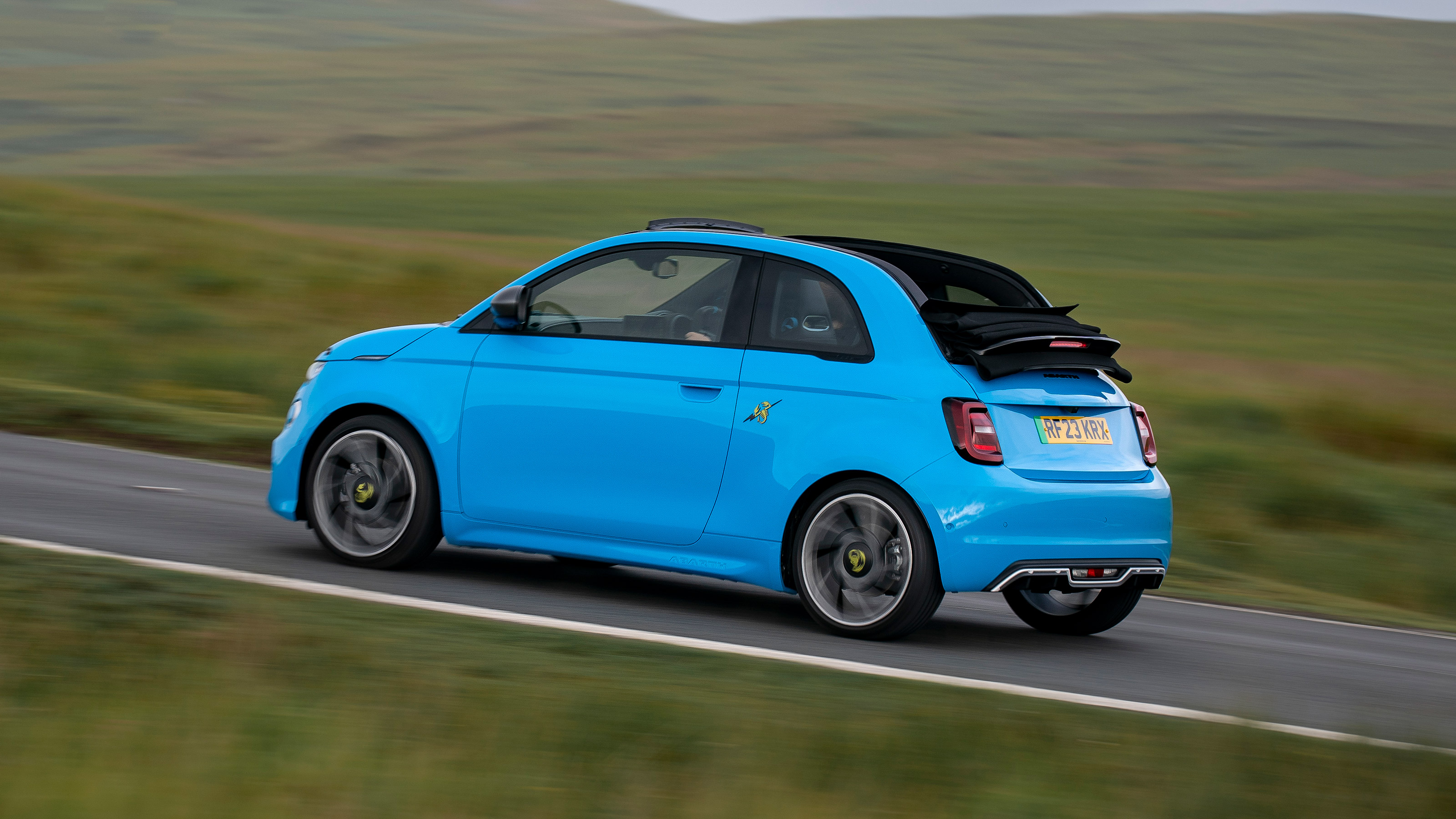 Abarth 500e Convertible - rear action