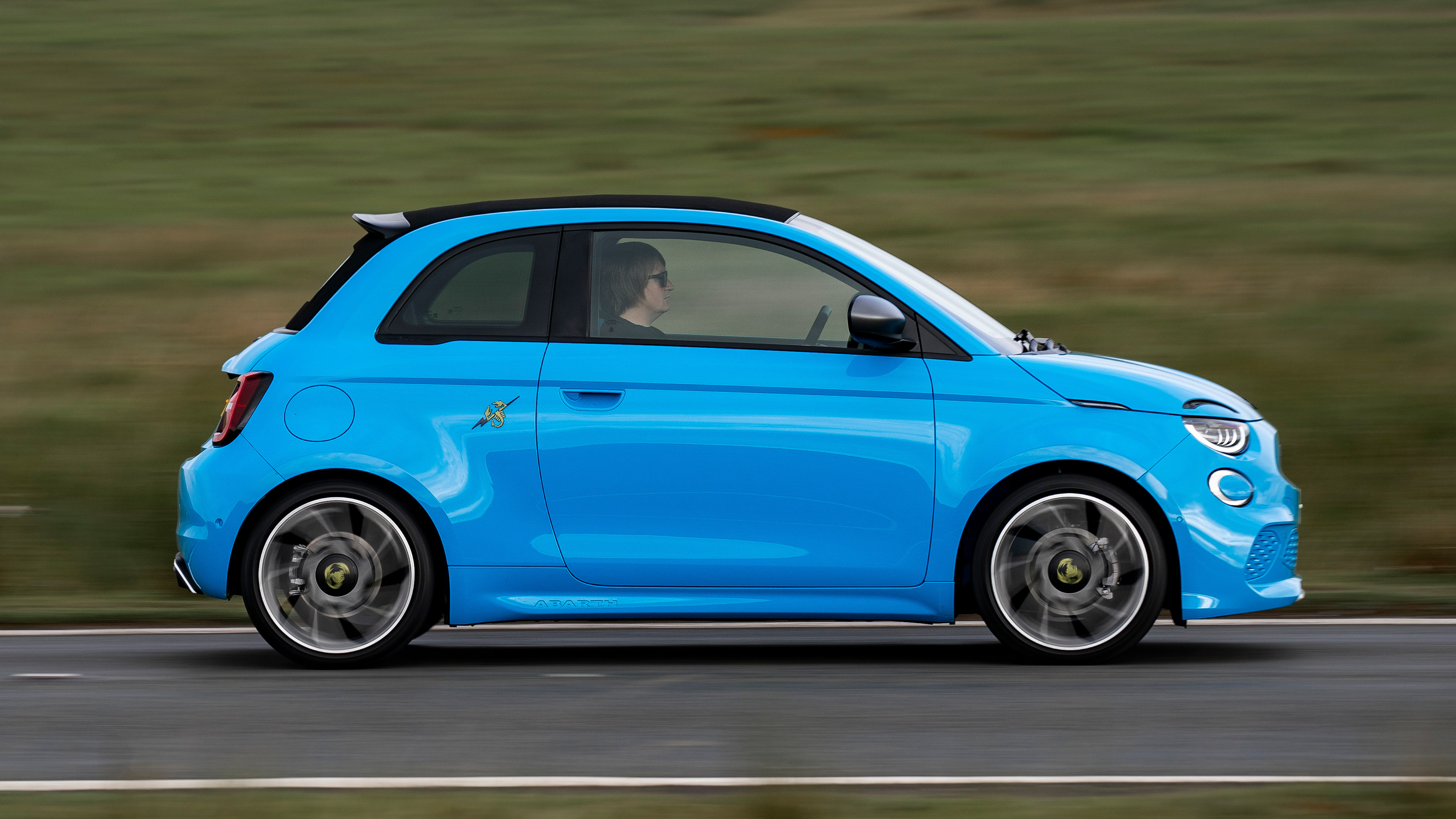 Abarth 500e Convertible - side