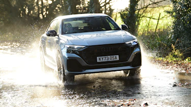 Audi Q8 - front action through water