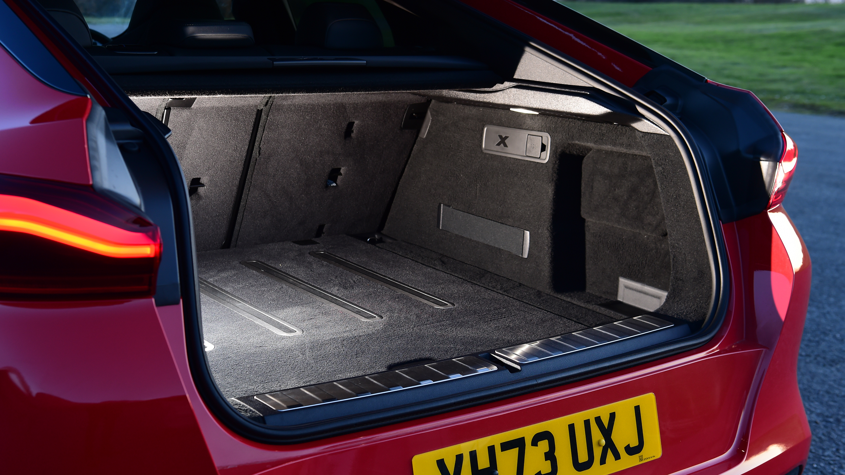 BMW X6 M Competition - boot 
