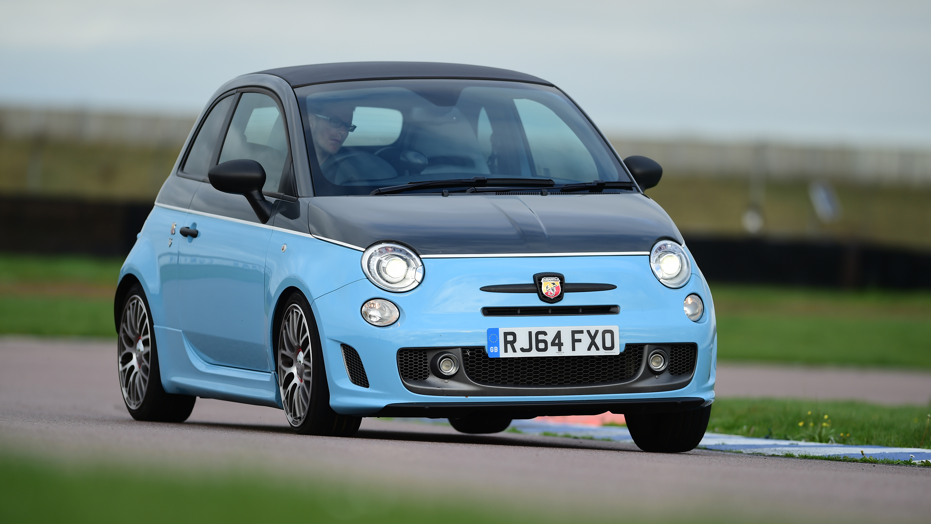 Abarth 595 - front cornering