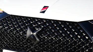 DS 3 Performance Line - grille and bonnet badges