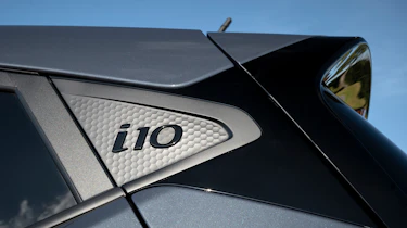 Hyundai i10 - C-pillar badge