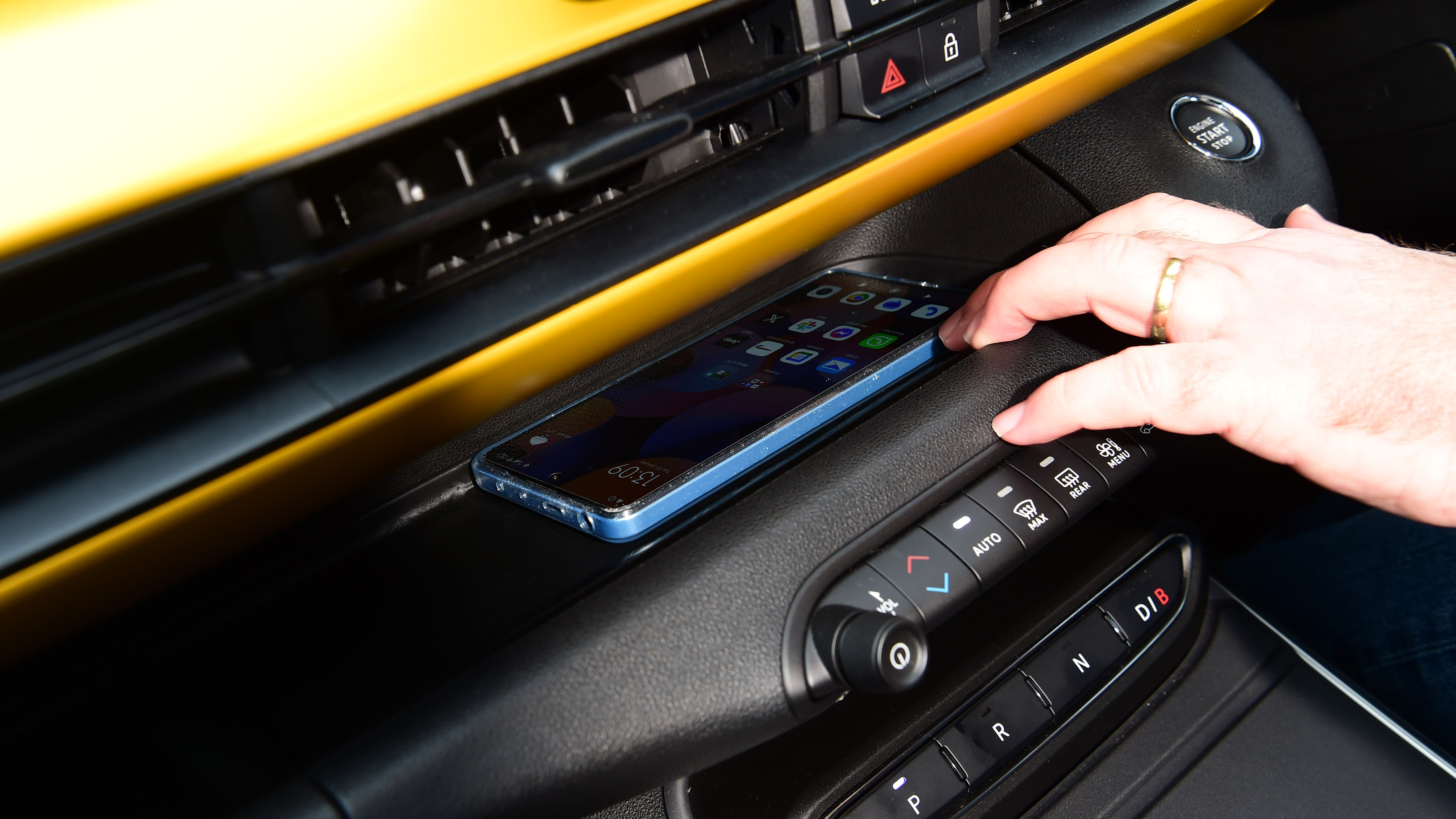 Jeep Avenger Summit - phone