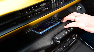 Jeep Avenger Summit - phone