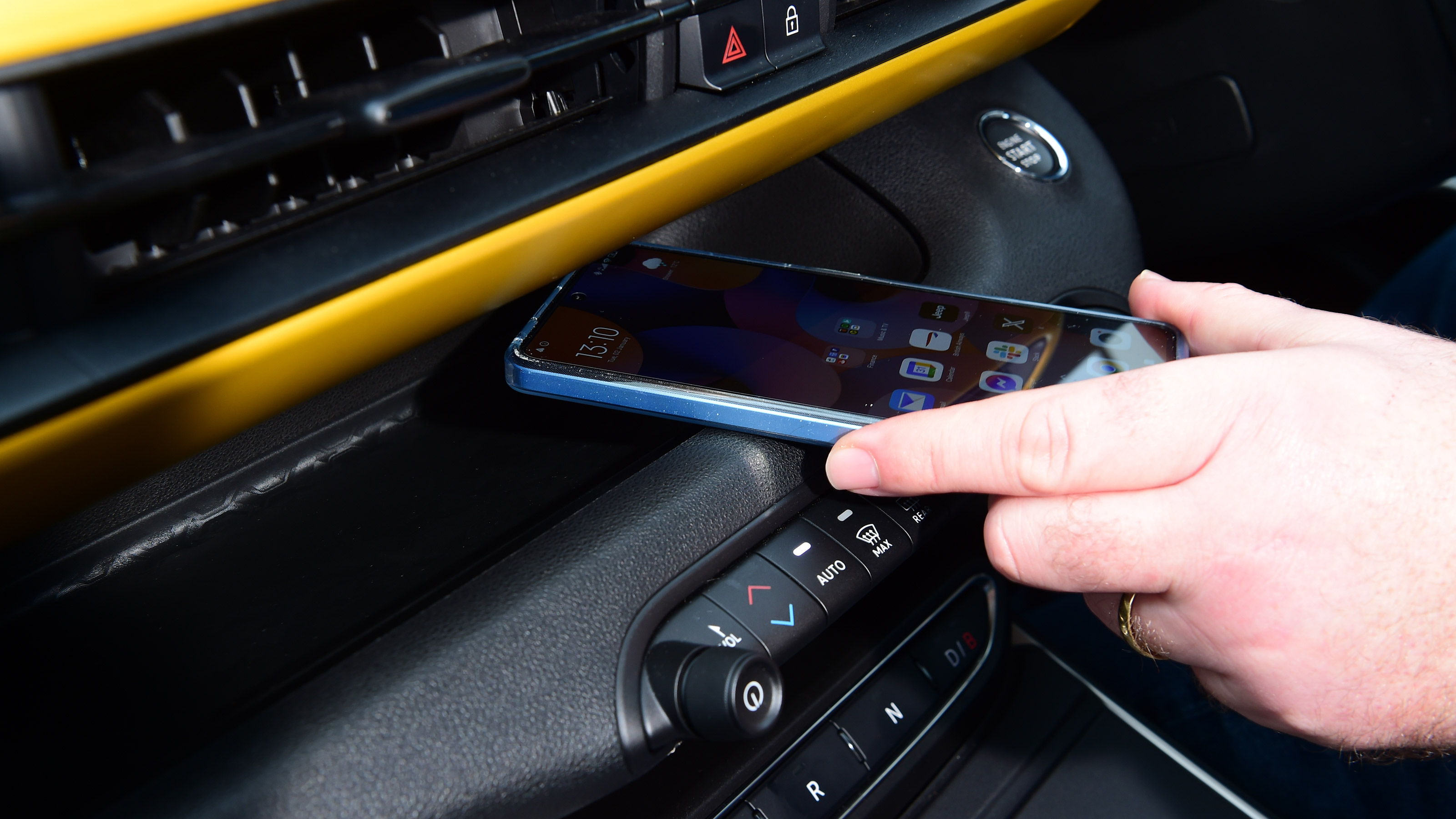 Jeep Avenger Summit - phone holder
