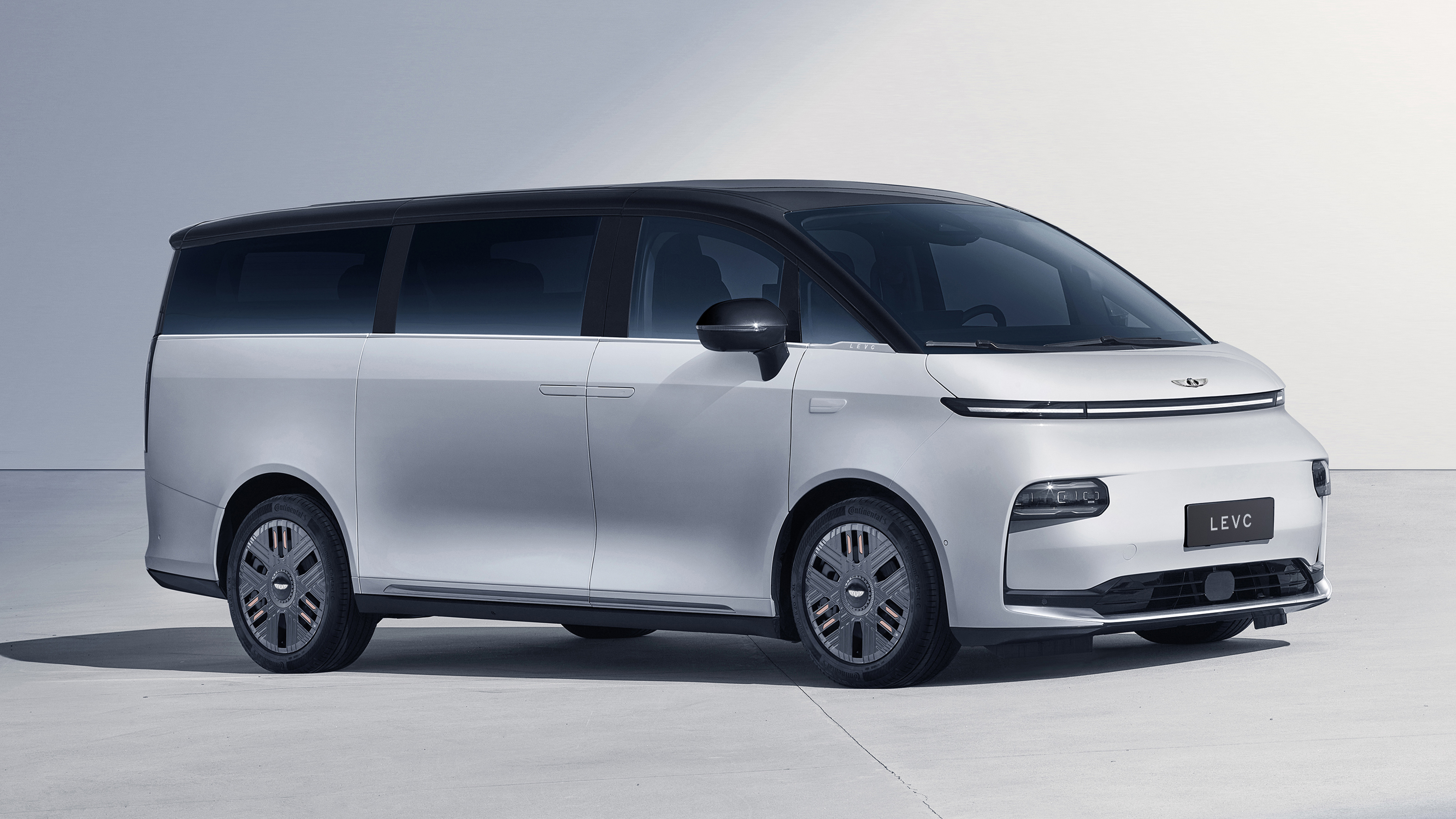 LEVC L380 - front quarter