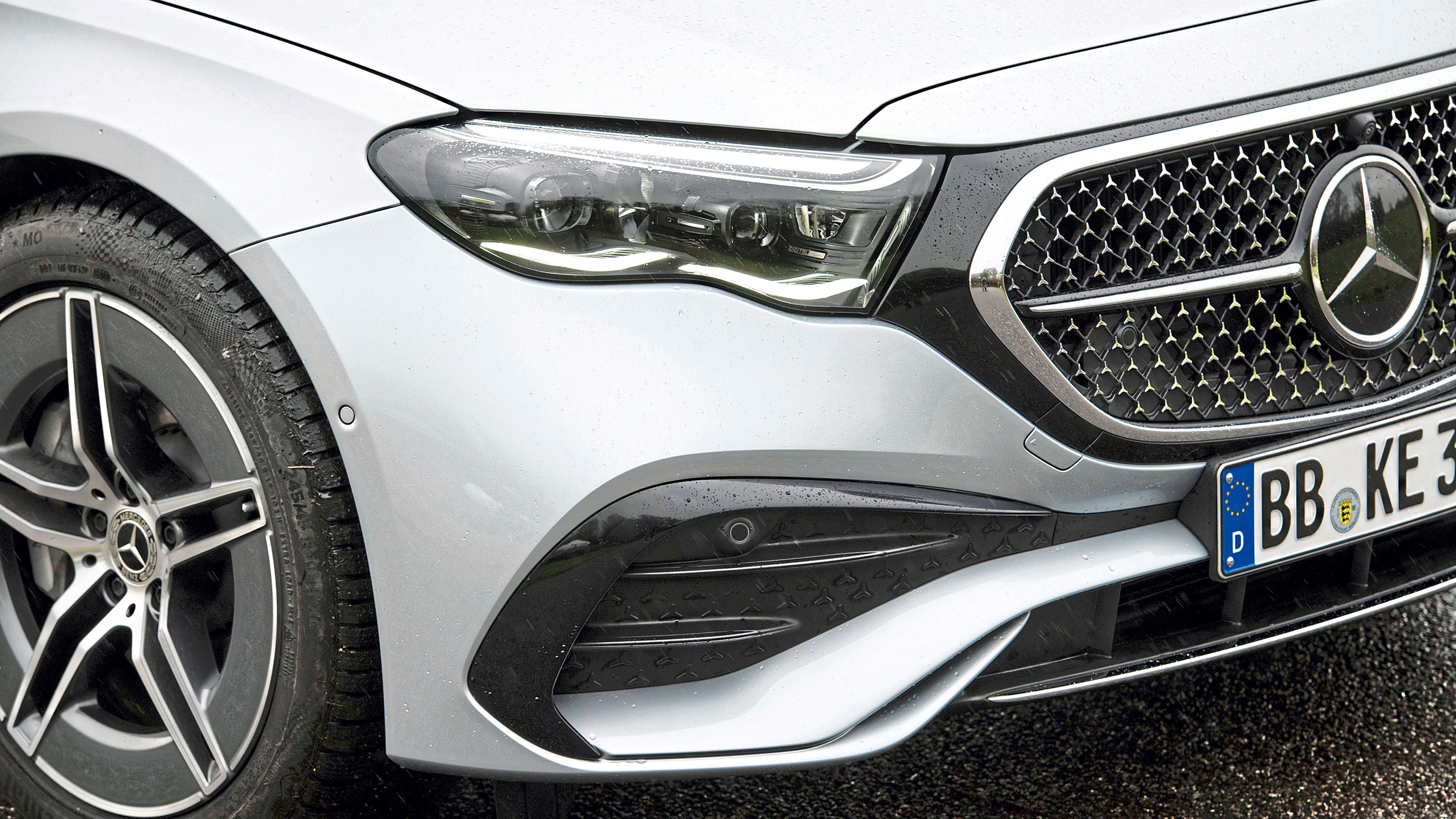 Mercedes E 300 e Estate - front light