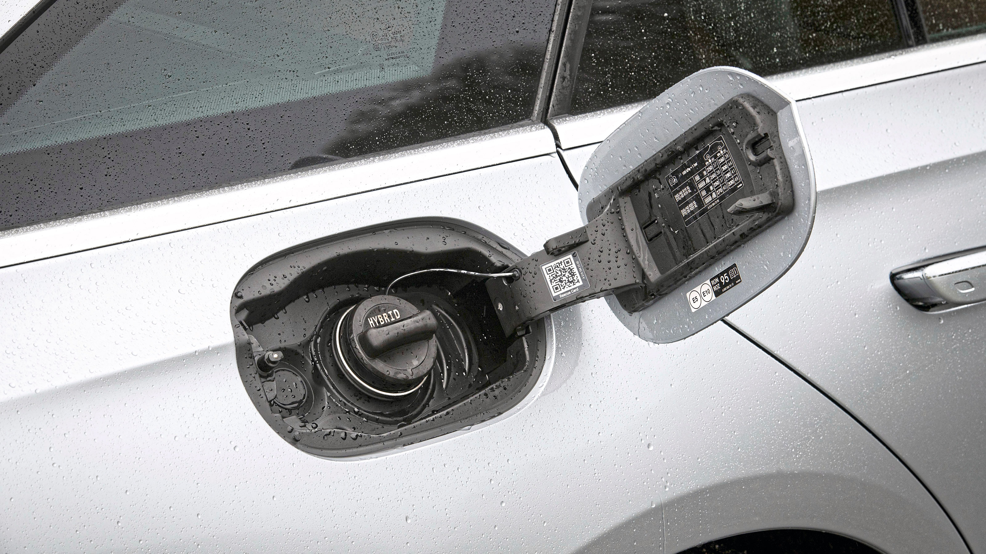 Mercedes E 300 e Estate - fuel cap