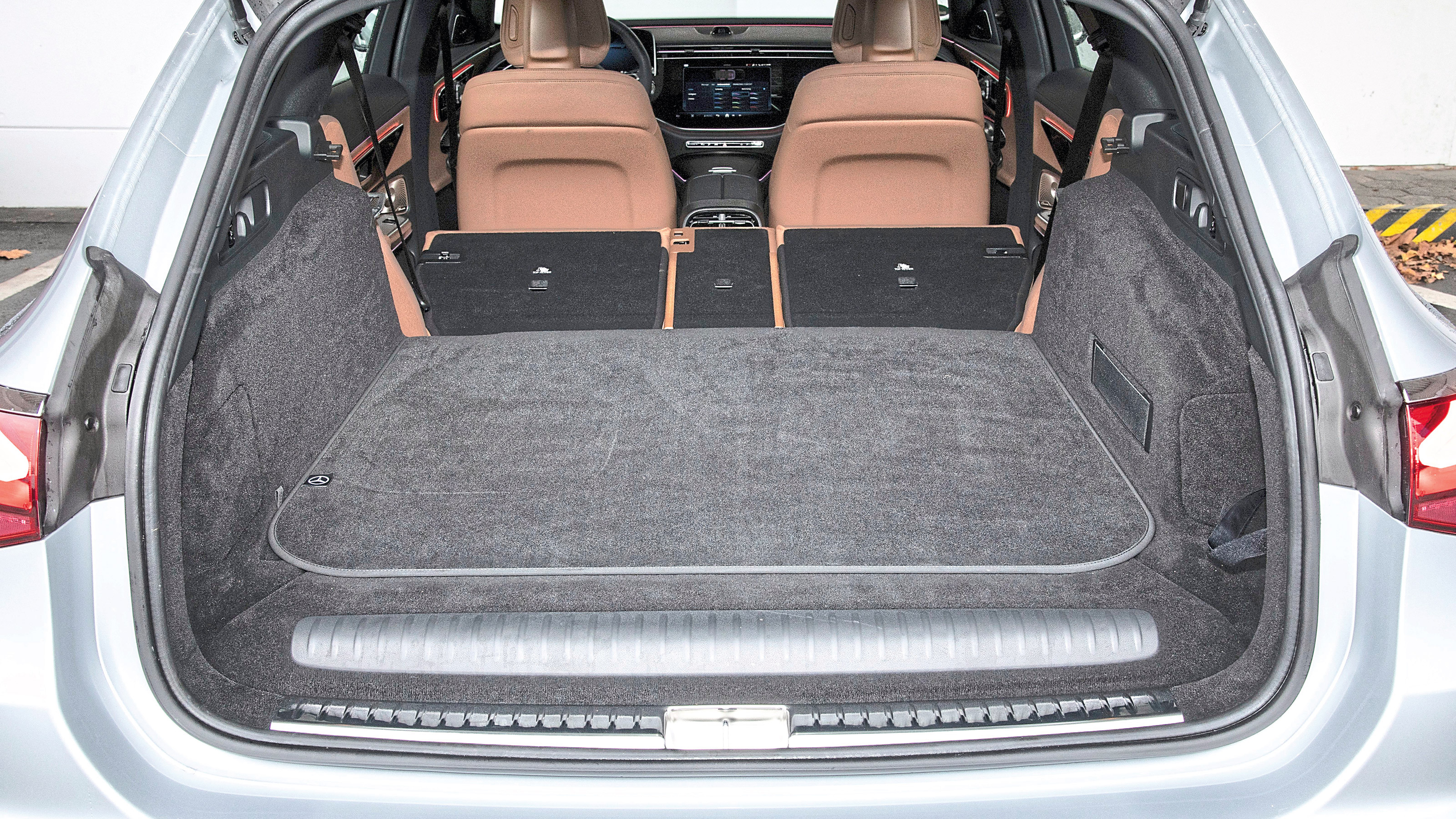 Mercedes E 300 e Estate - boot seats down
