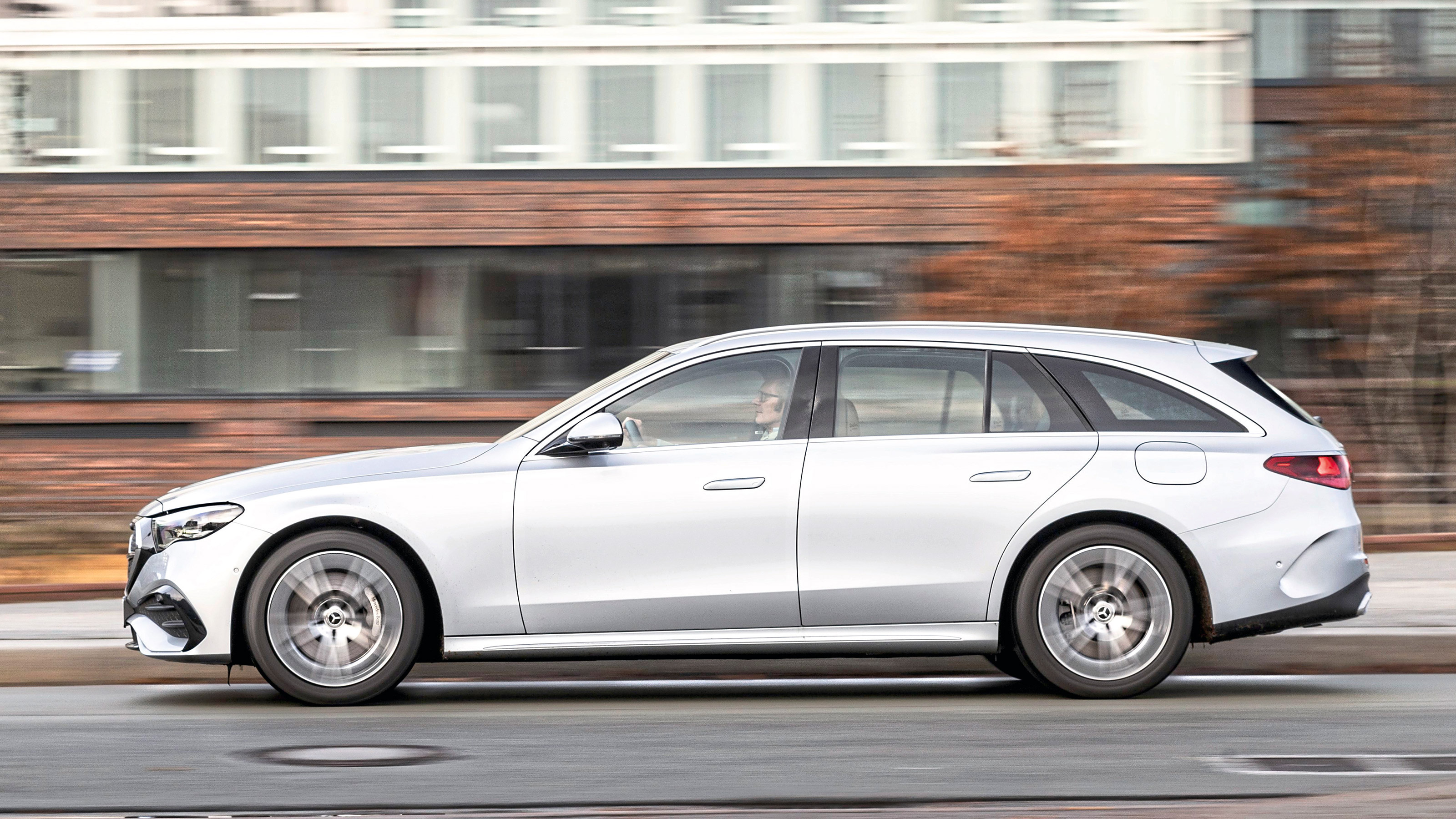 Mercedes E 300 e Estate - side action