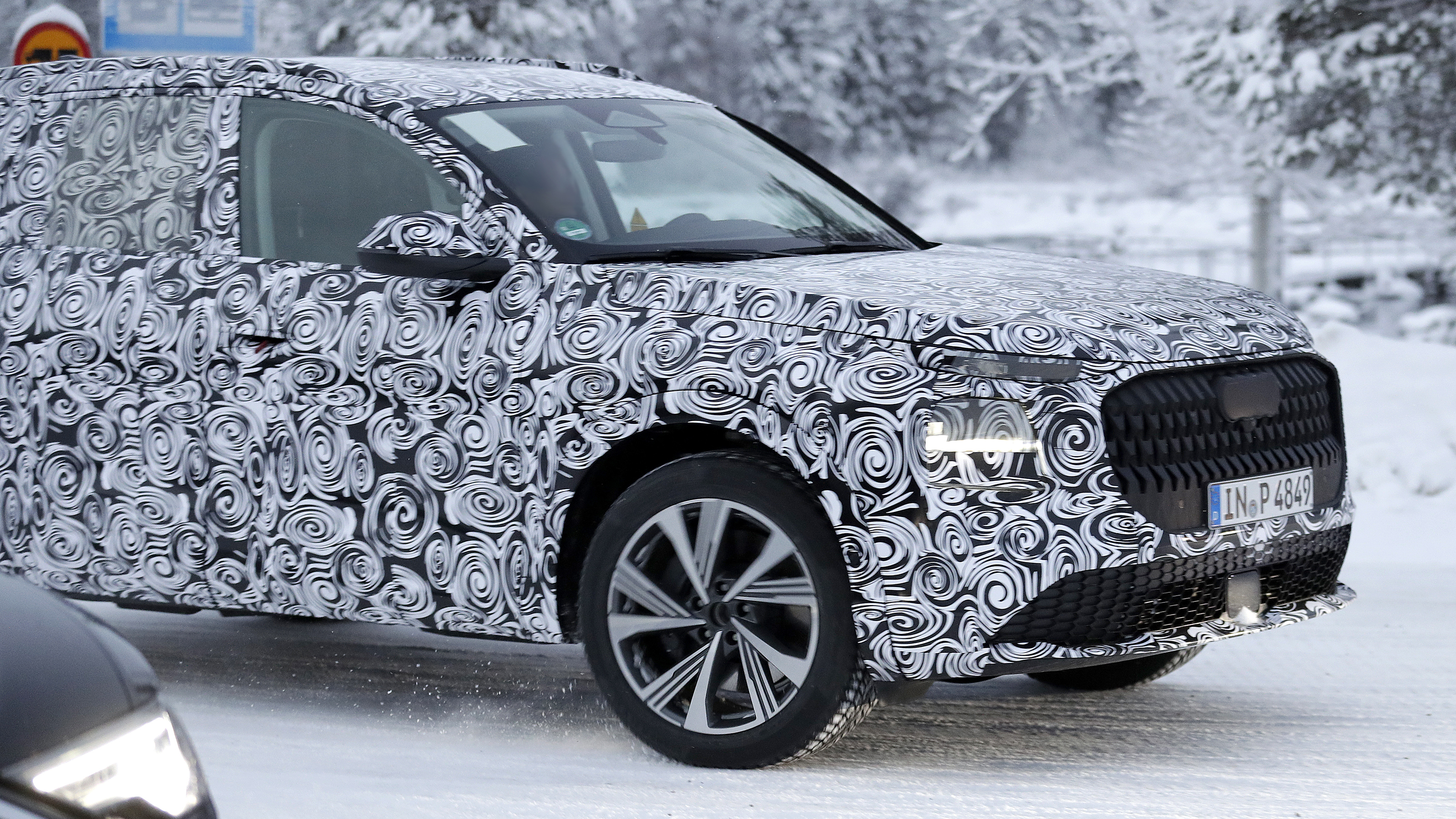 Audi Q7 Mk3 (camouflaged) - front end