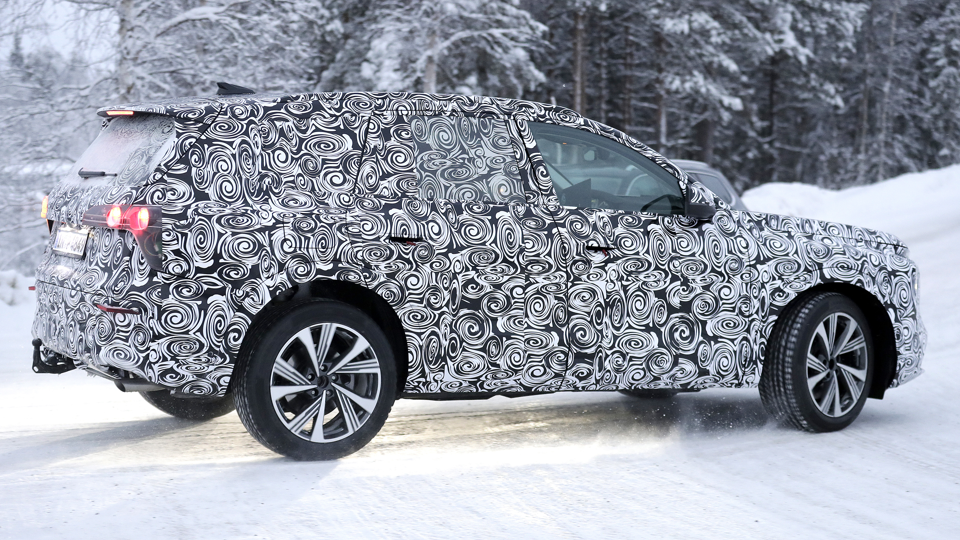 Audi Q7 Mk3 (camouflaged) - side action