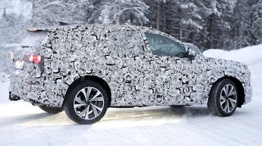 Audi Q7 Mk3 (camouflaged) - side action