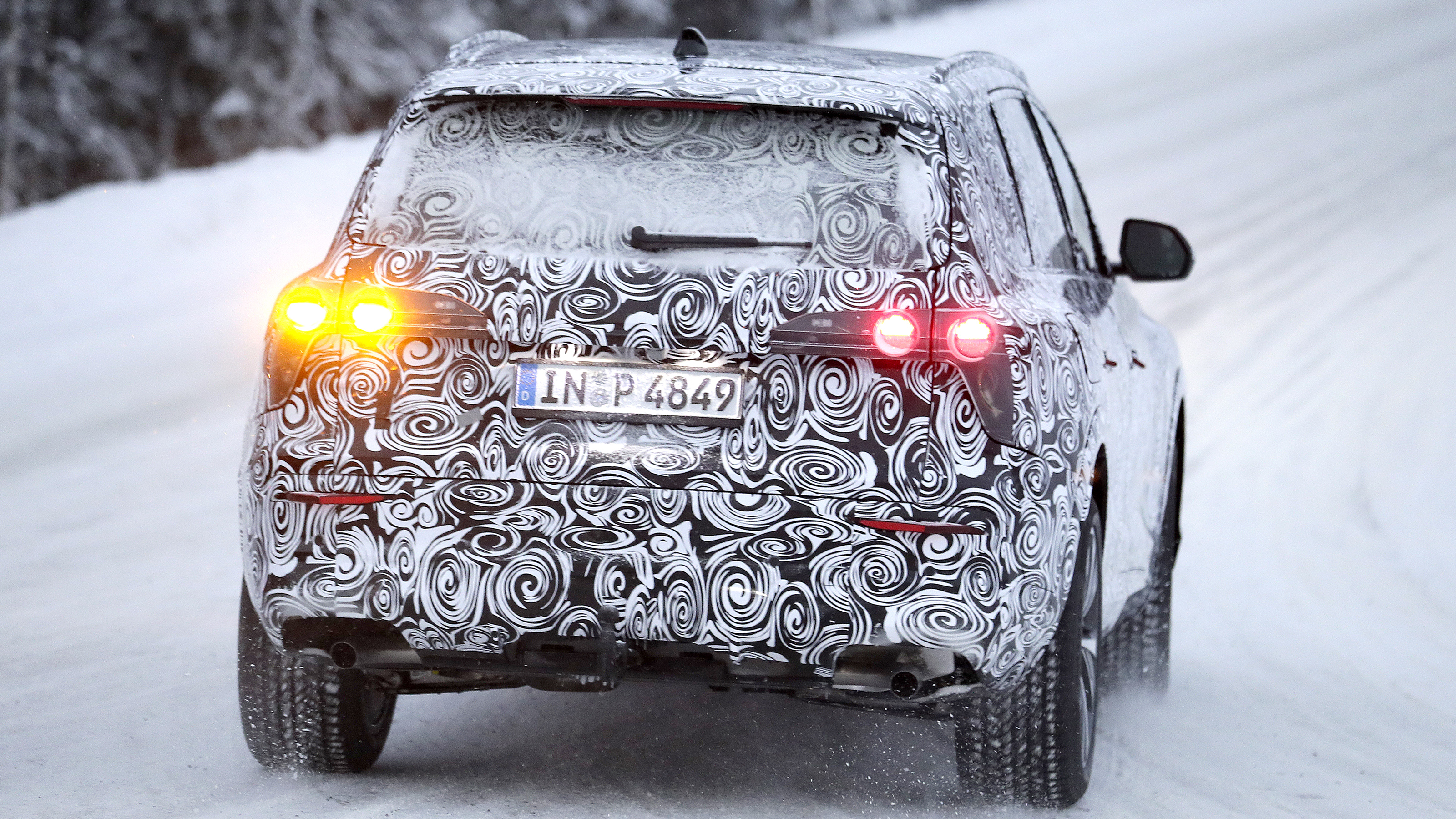 Audi Q7 Mk3 (camouflaged) - rear action (lights on)