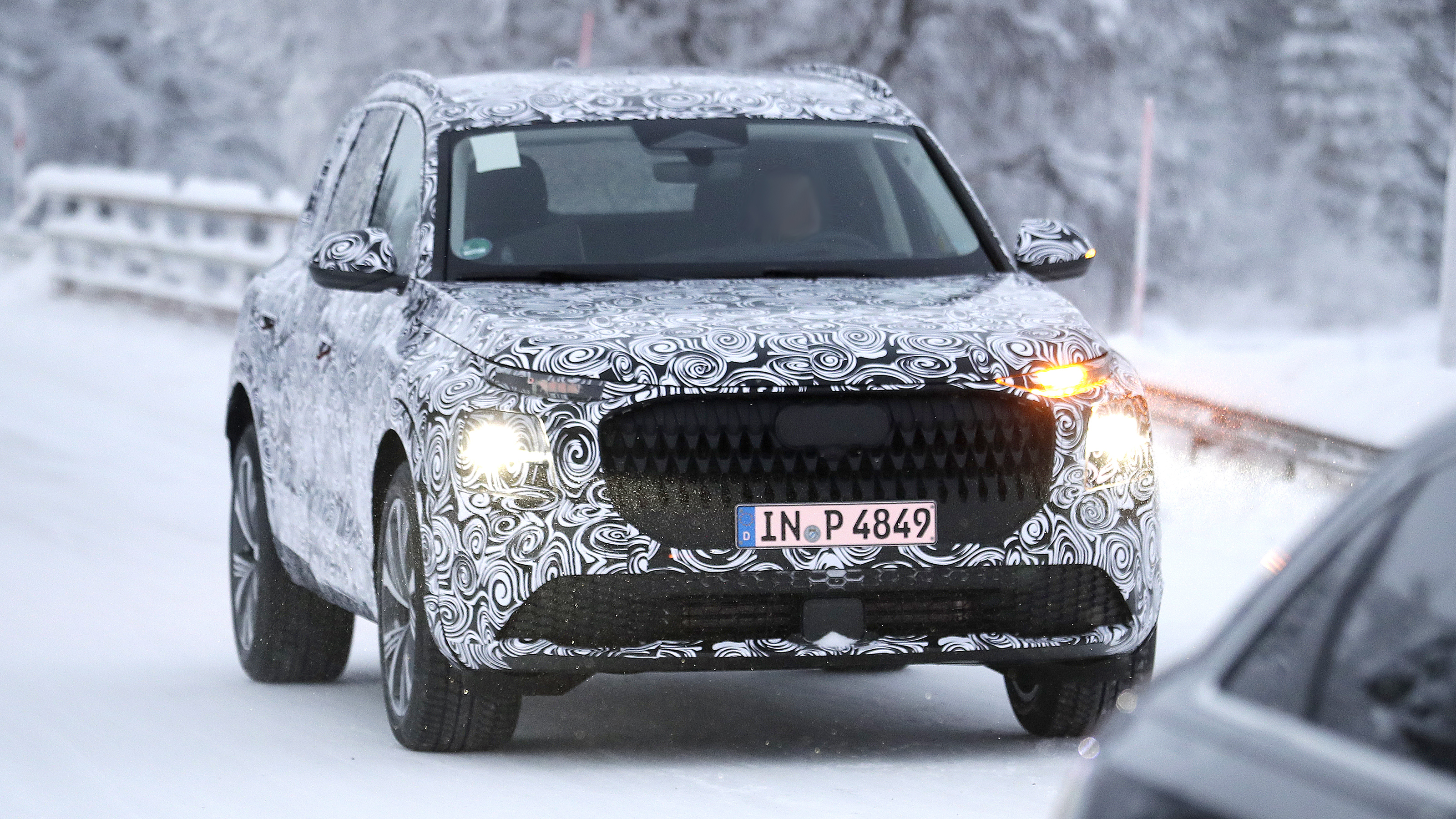 Audi Q7 Mk3 (camouflaged) - front tracking