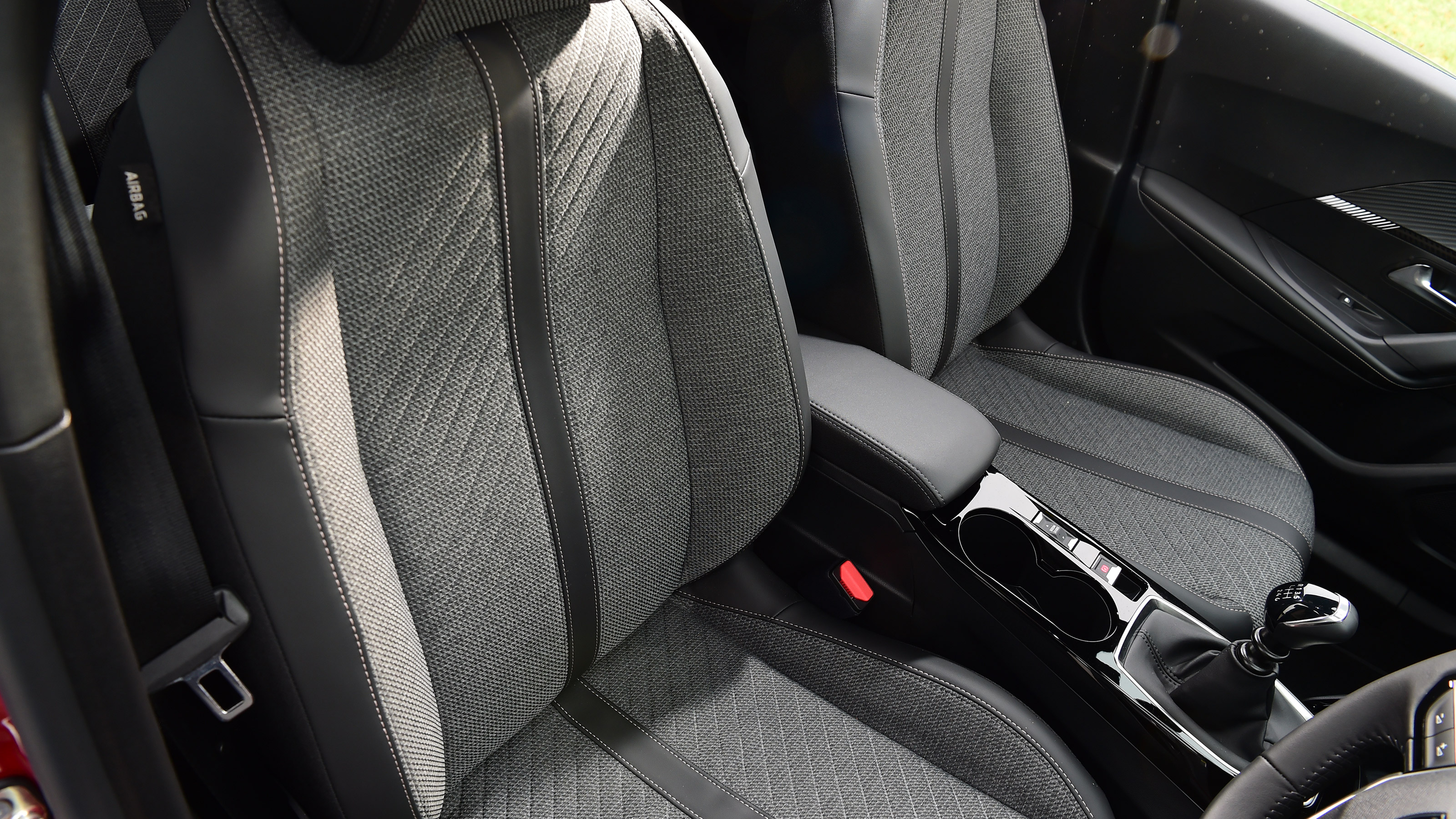 Peugeot 2008 facelift - front seats