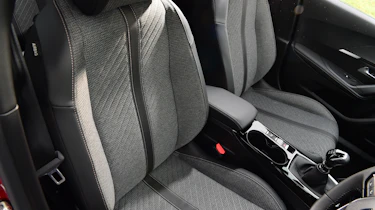 Peugeot 2008 facelift - front seats