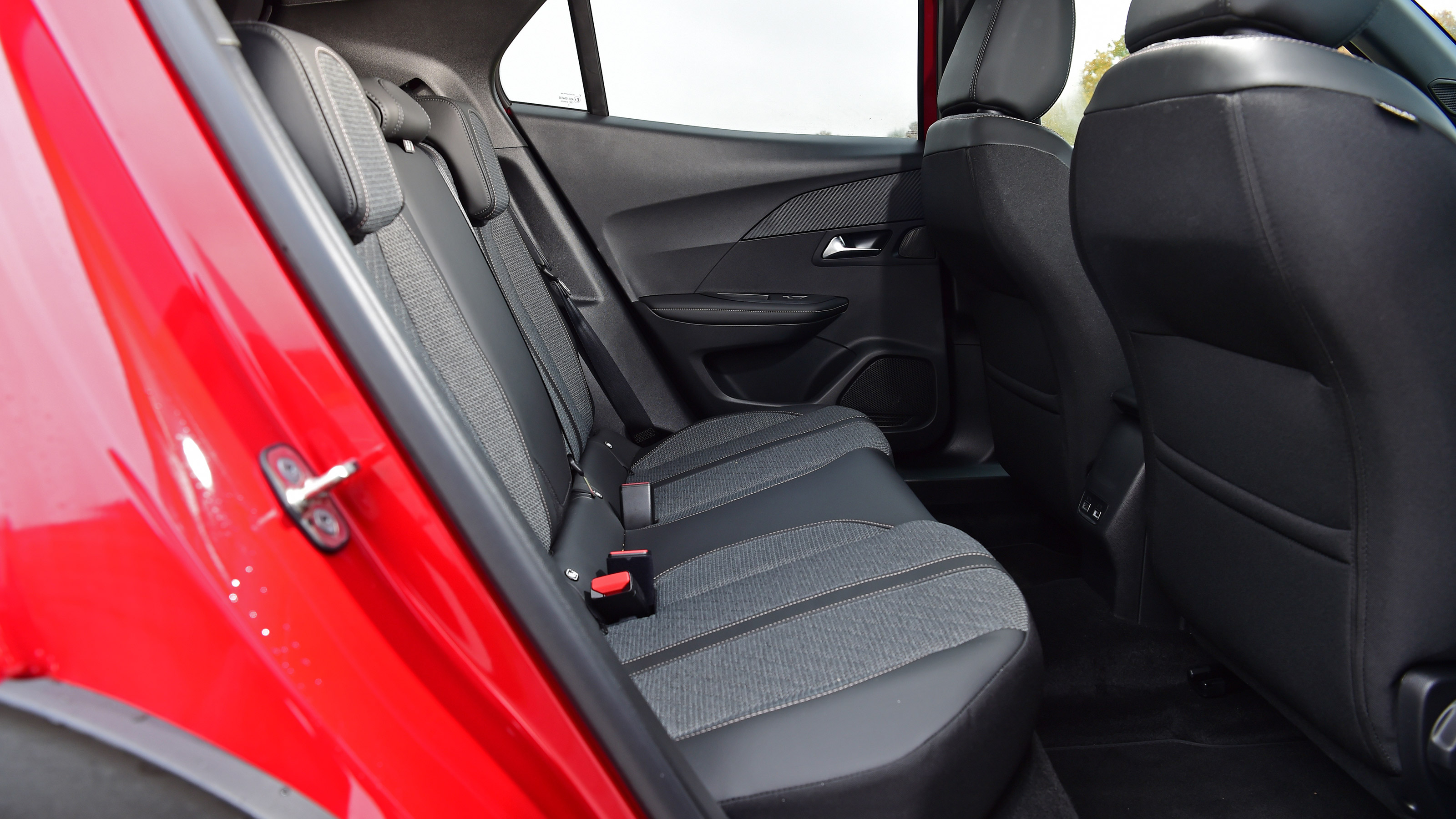 Peugeot 2008 facelift - rear seats