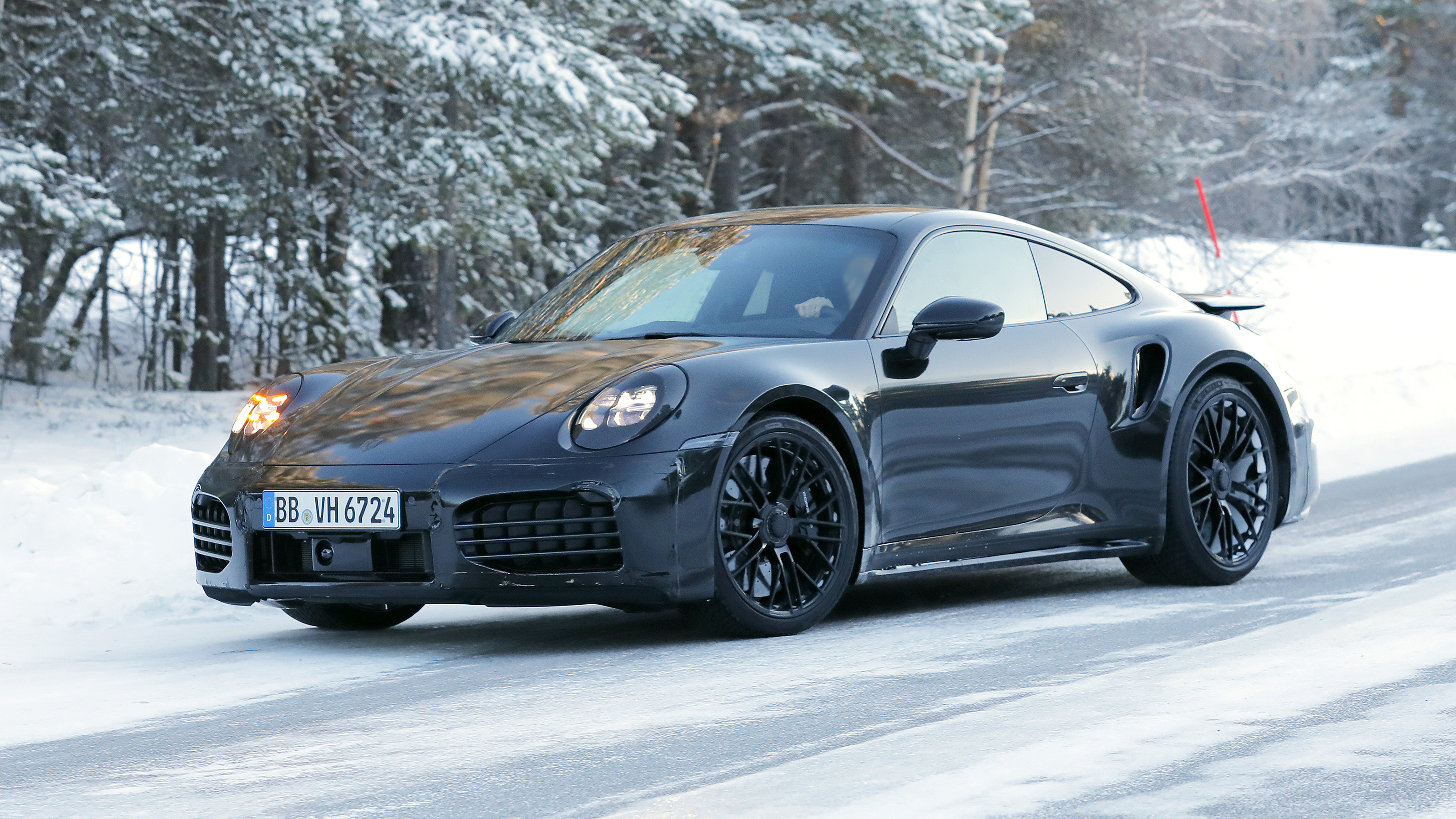 Facelift Porsche 911 2024 - front quarter