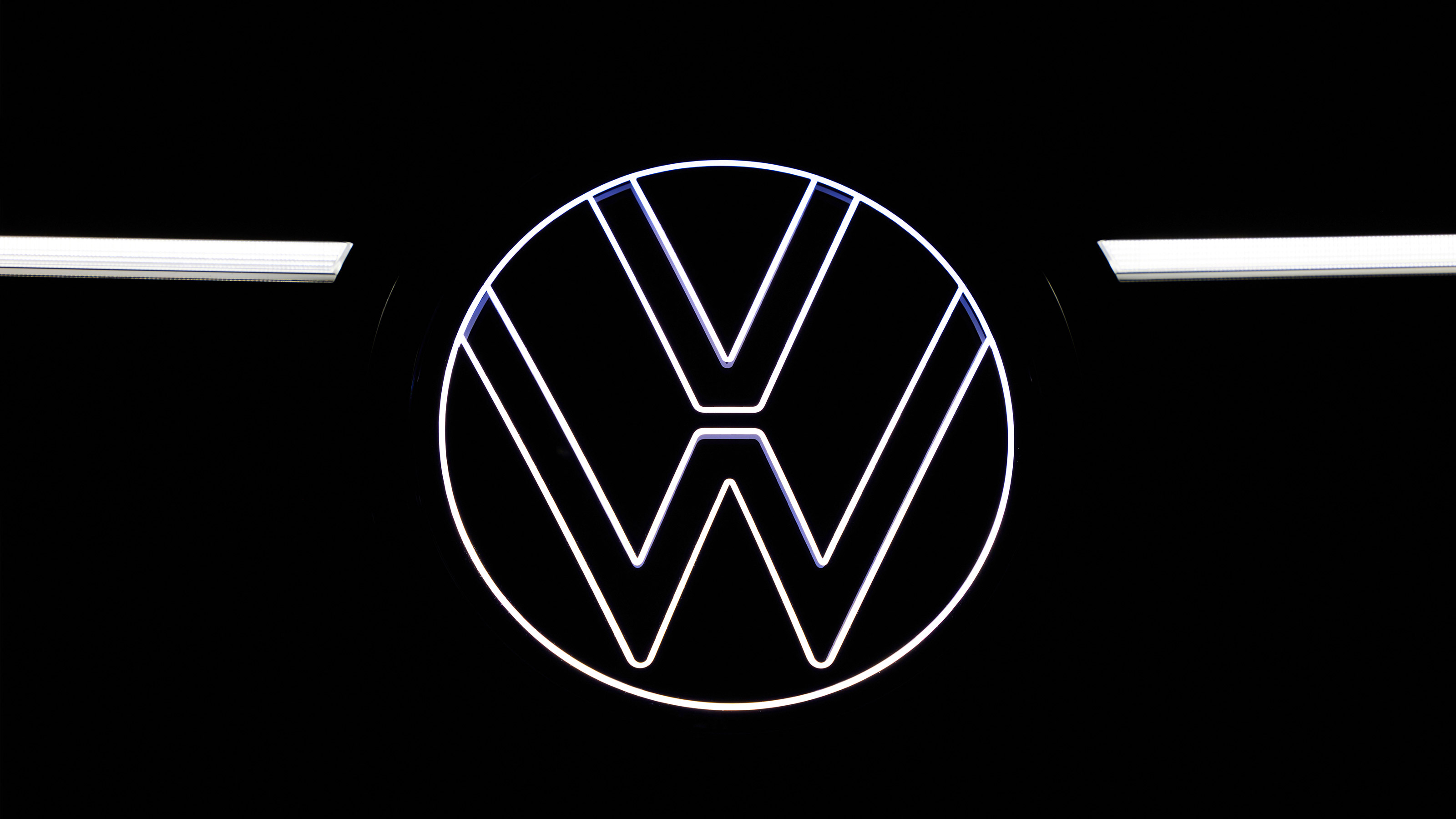 Volkswagen Golf facelift - illuminated badge