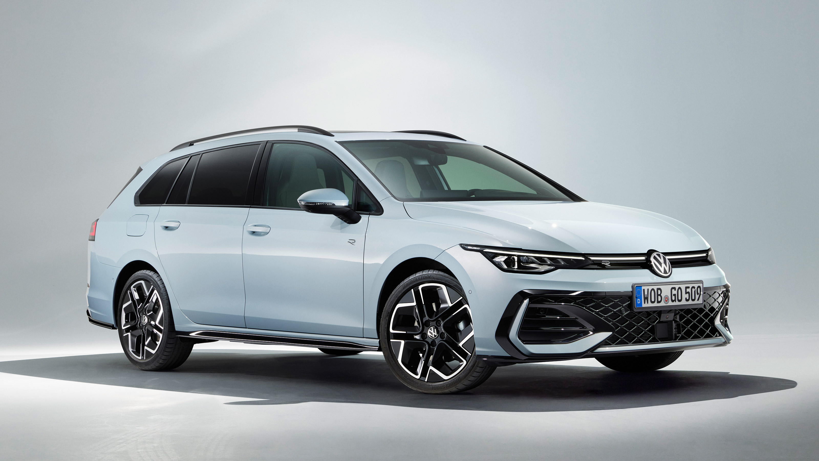 Volkswagen Golf Estate facelift - front studio