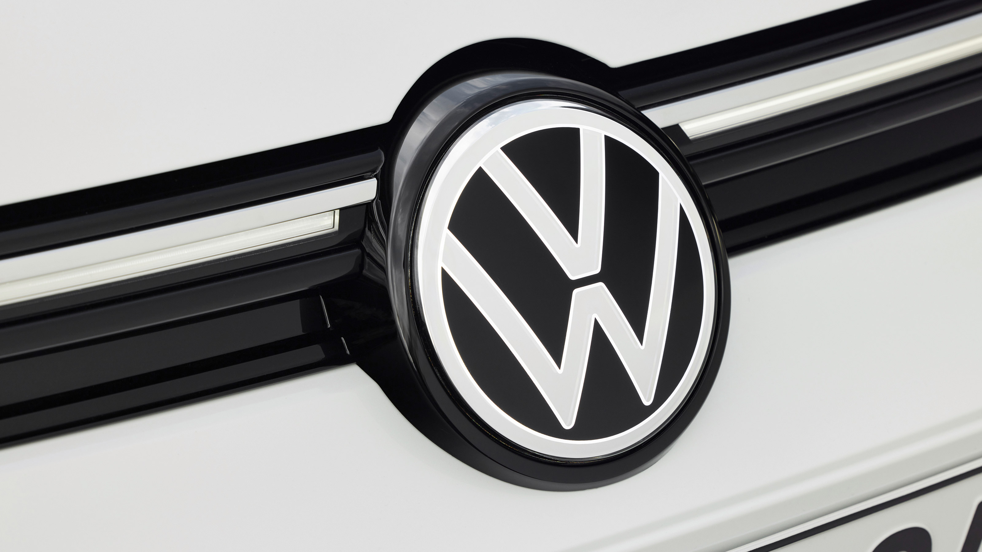 Volkswagen Golf facelift - Volkswagen badge