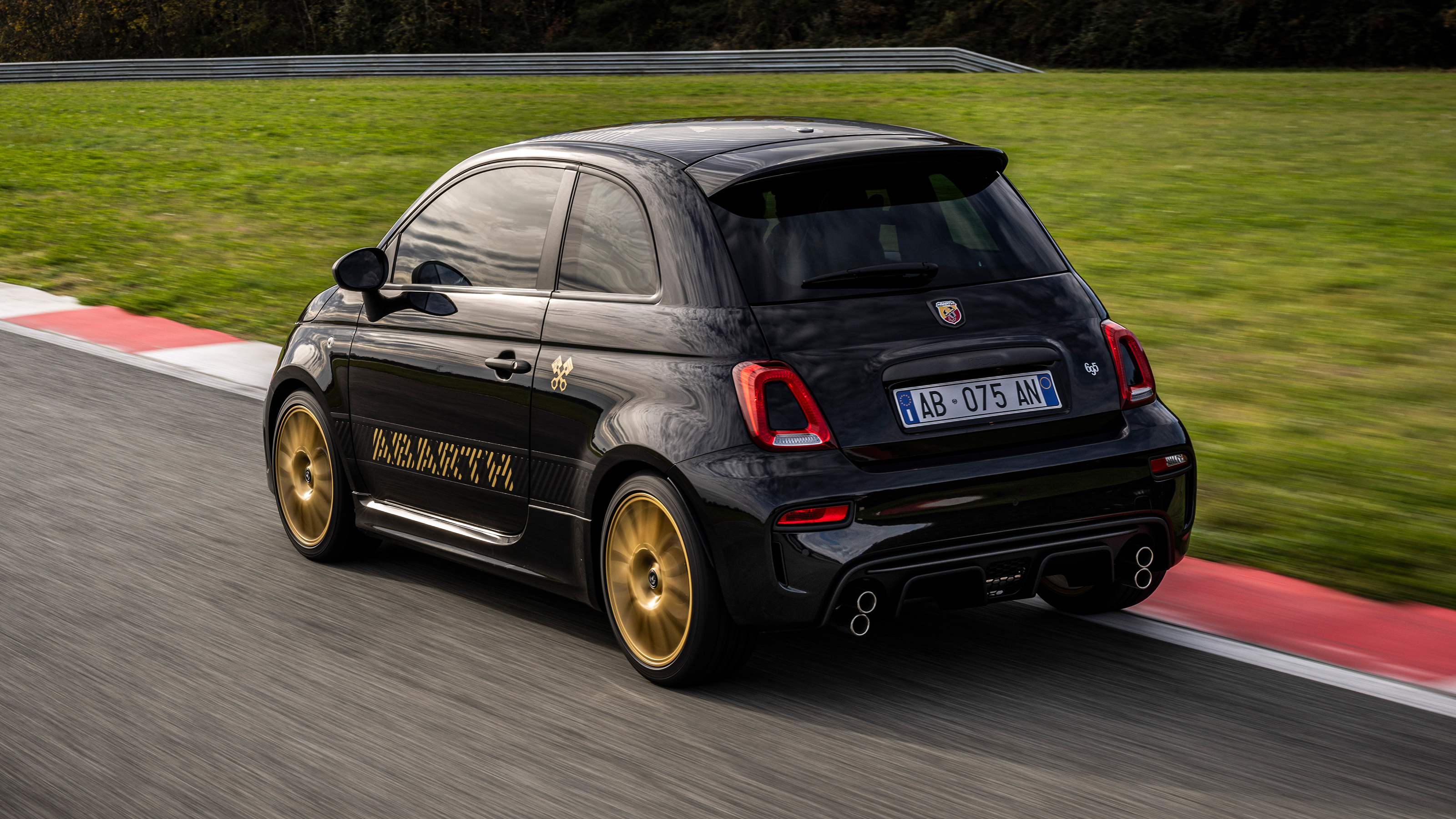  Abarth 695 75° Anniversario - rear tracking