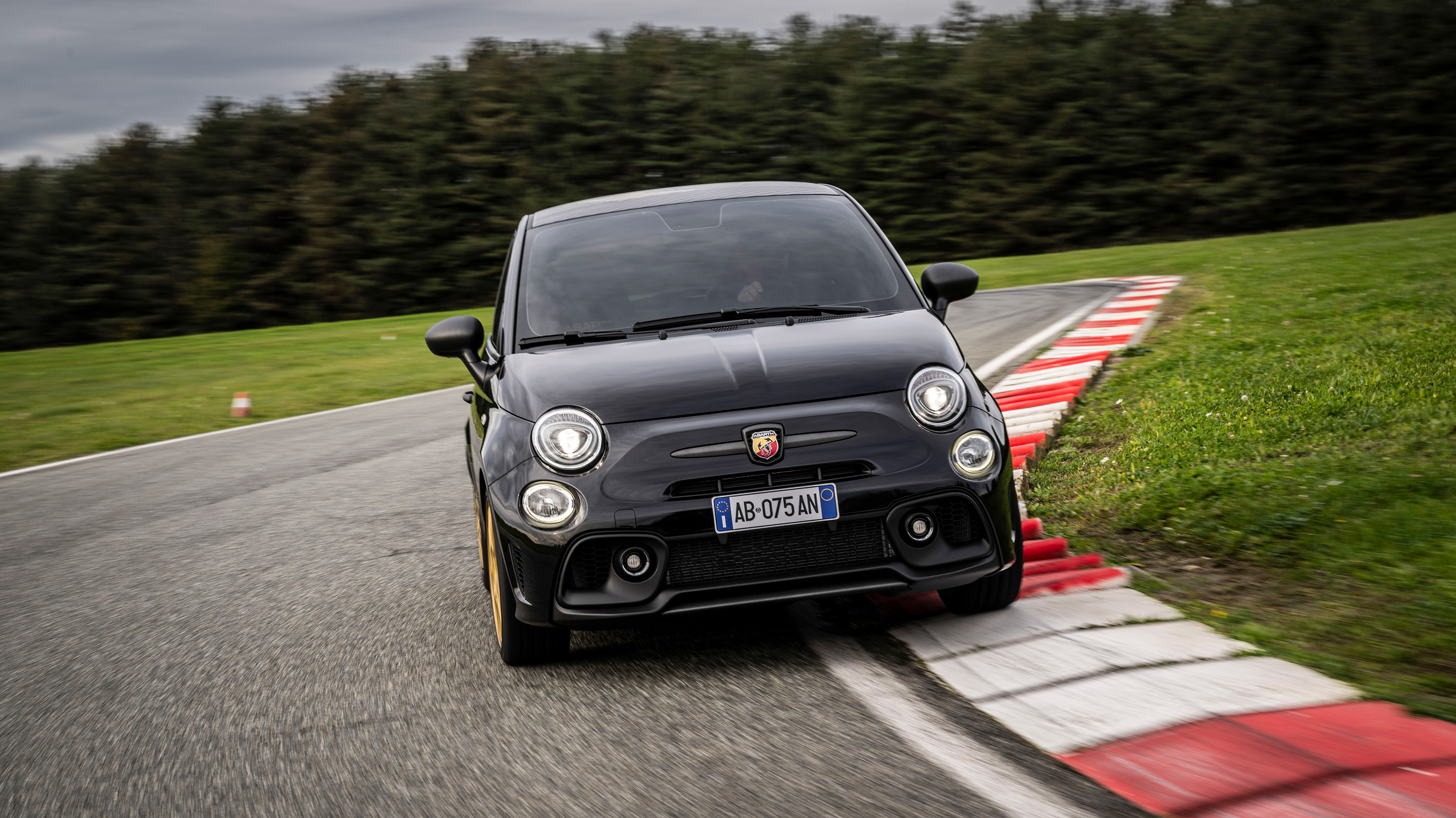 Abarth 695 75° Anniversario - front cornering