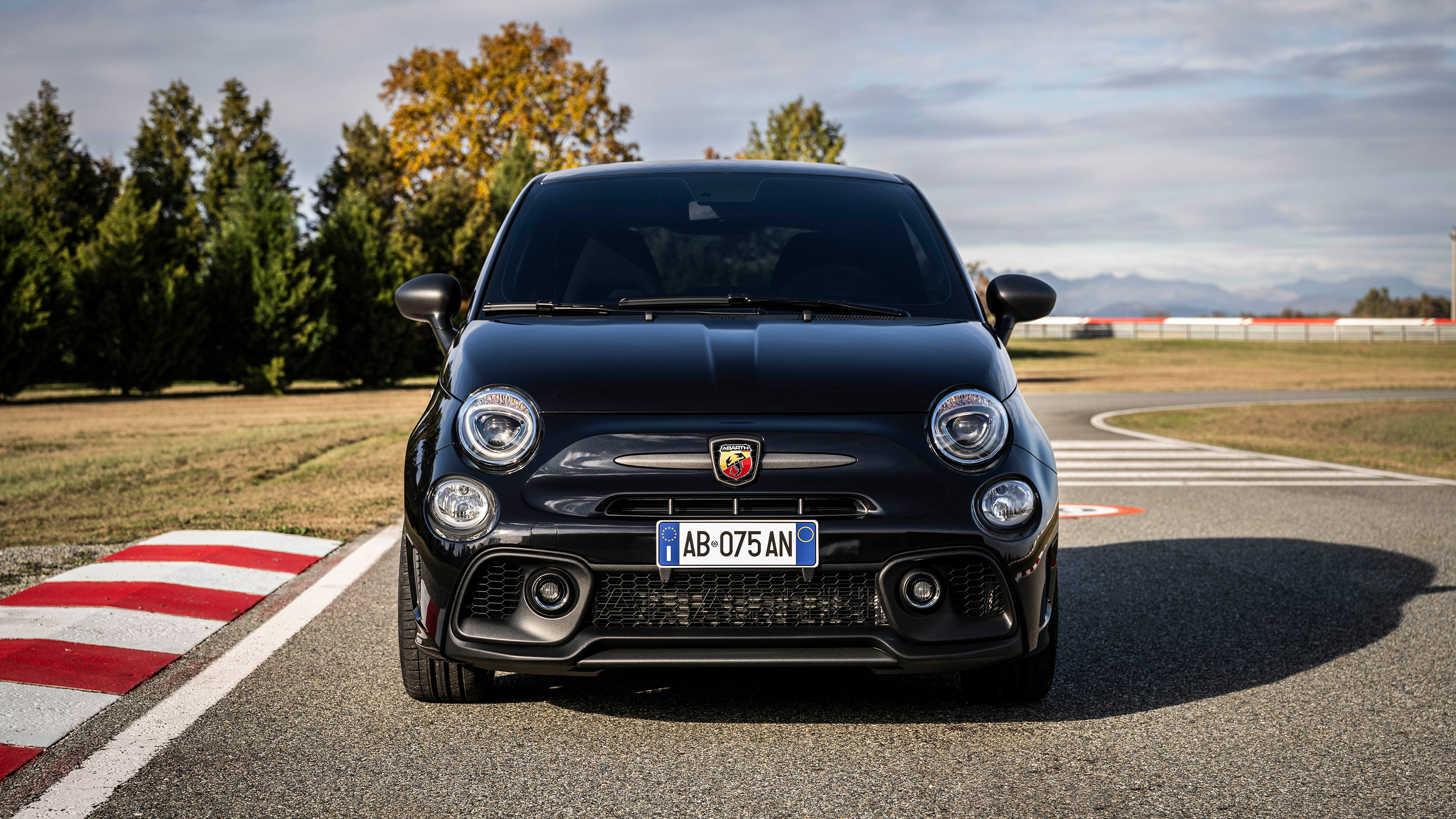  Abarth 695 75° Anniversario - front static