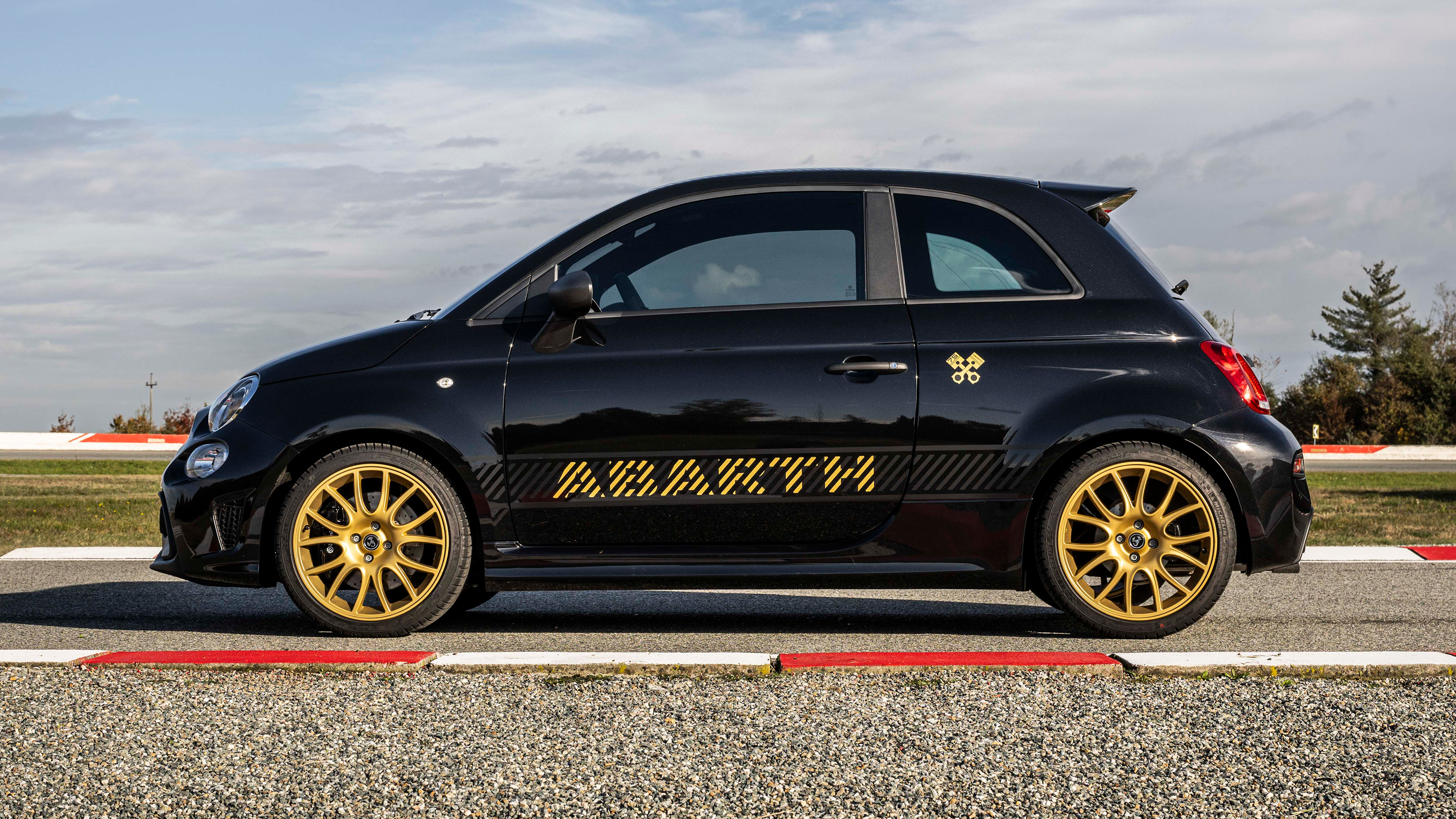  Abarth 695 75° Anniversario - side static