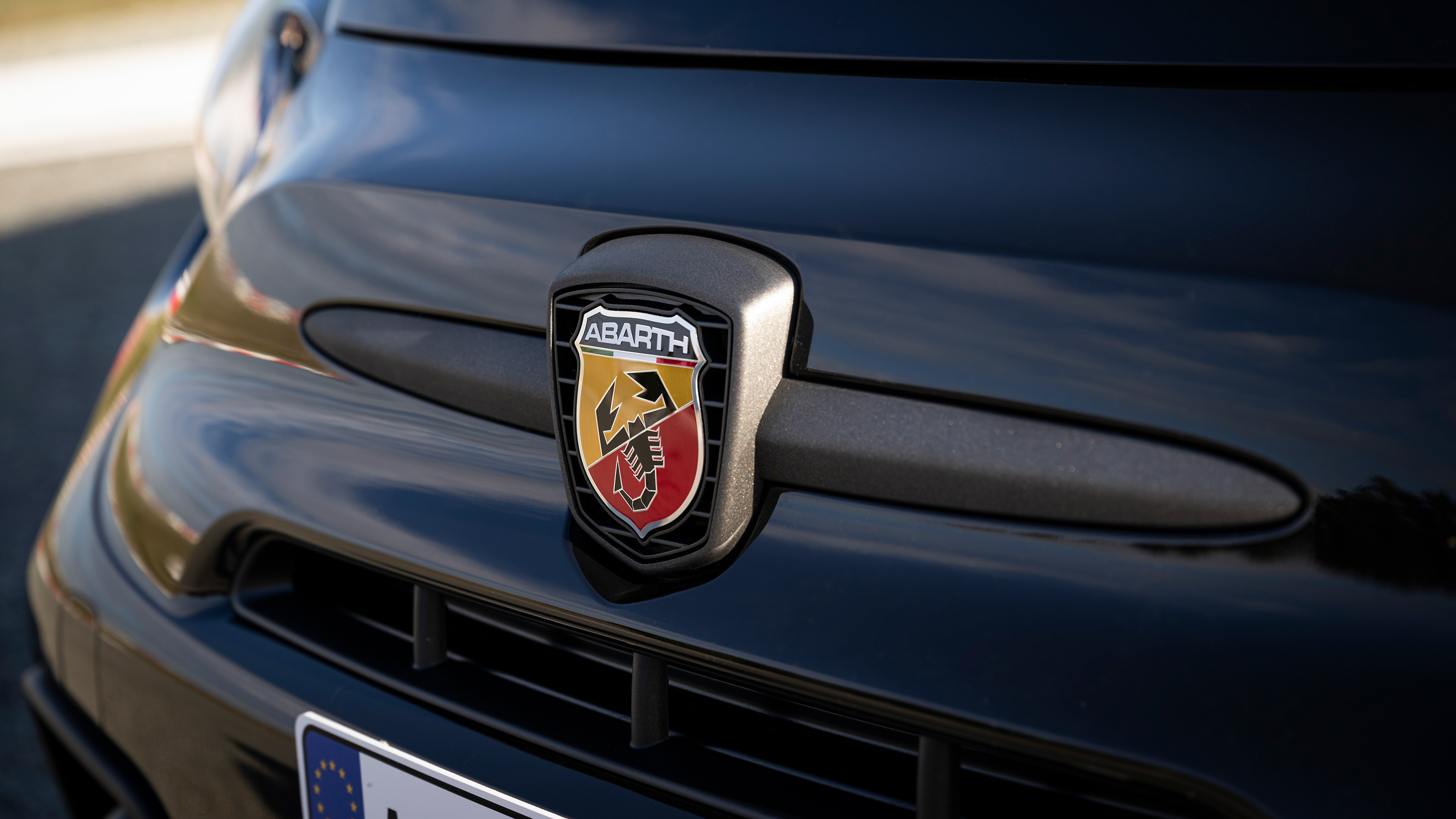  Abarth 695 75° Anniversario - front badge