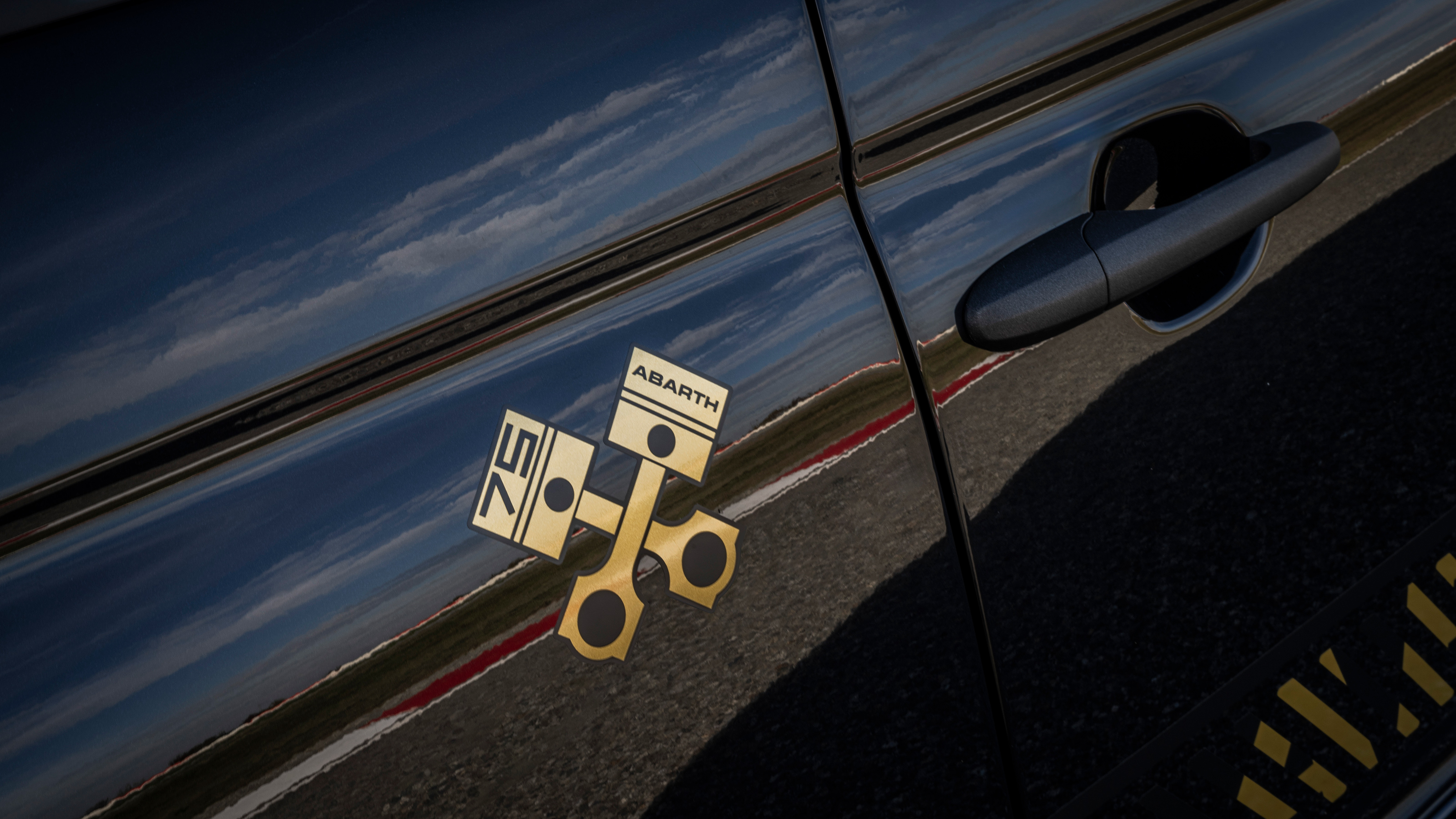  Abarth 695 75° Anniversario - piston graphic