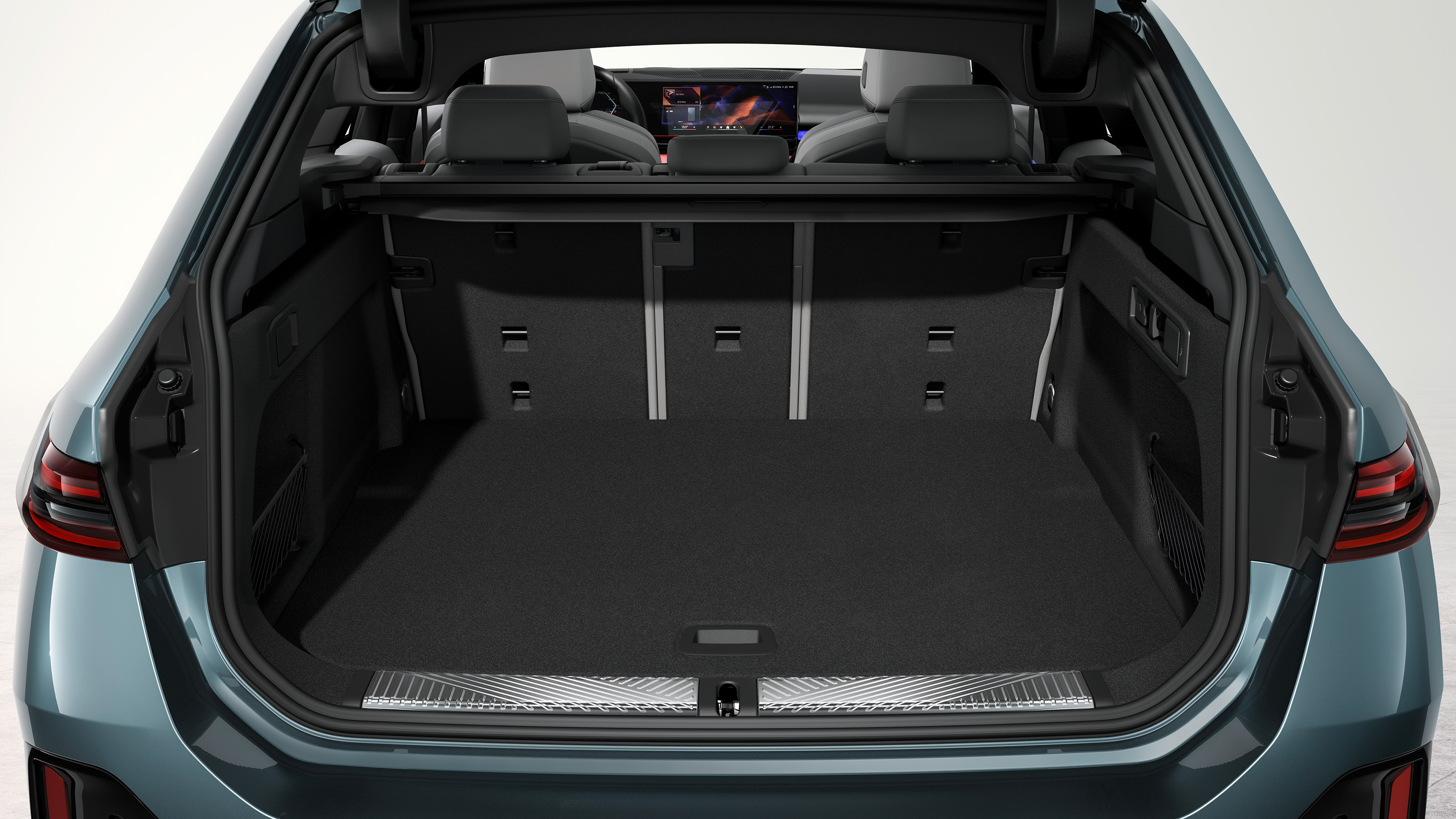 BMW i5 Touring - boot