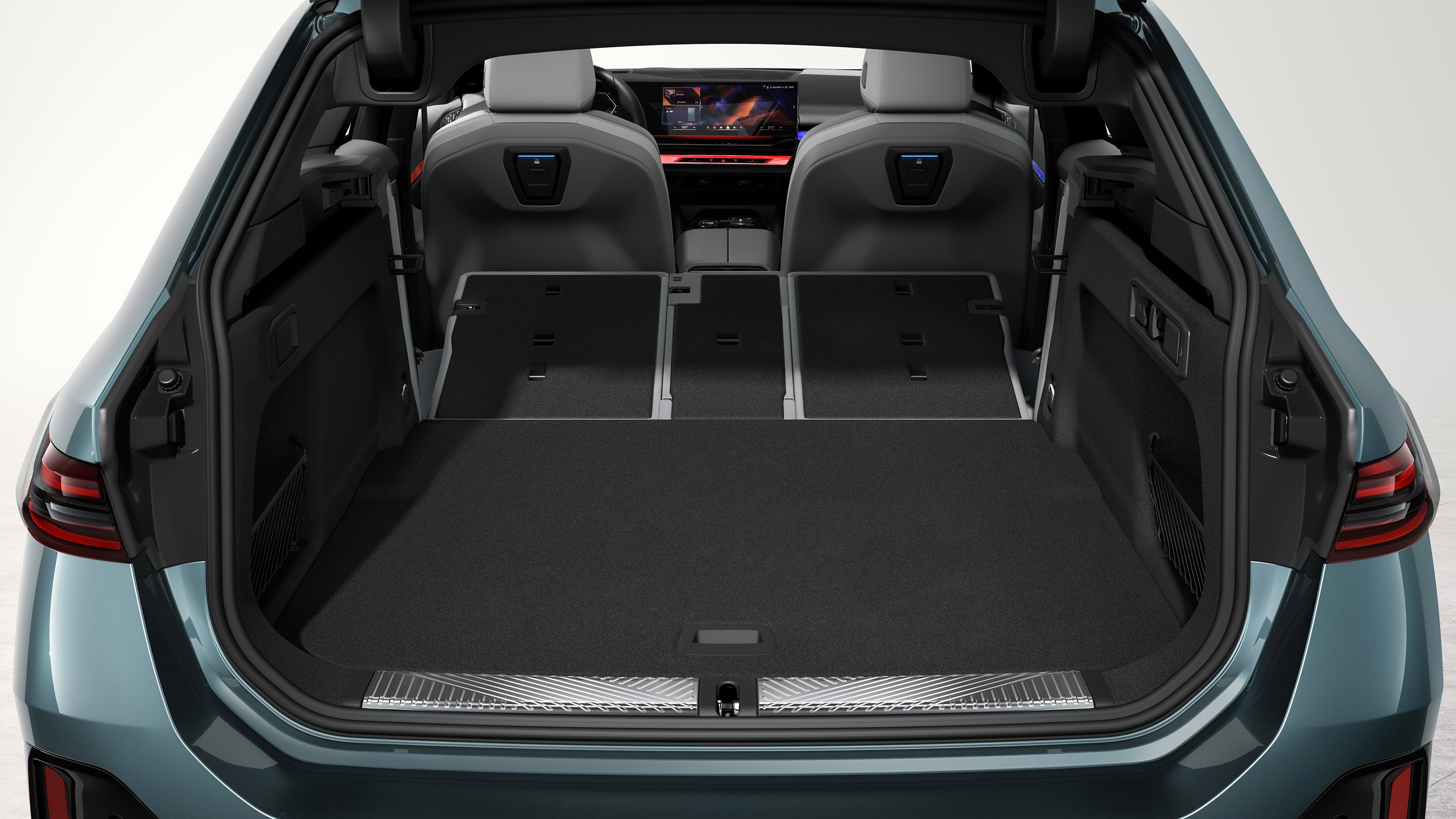 BMW i5 Touring - boot seats down