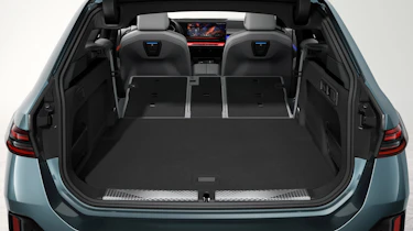 BMW i5 Touring - boot seats down