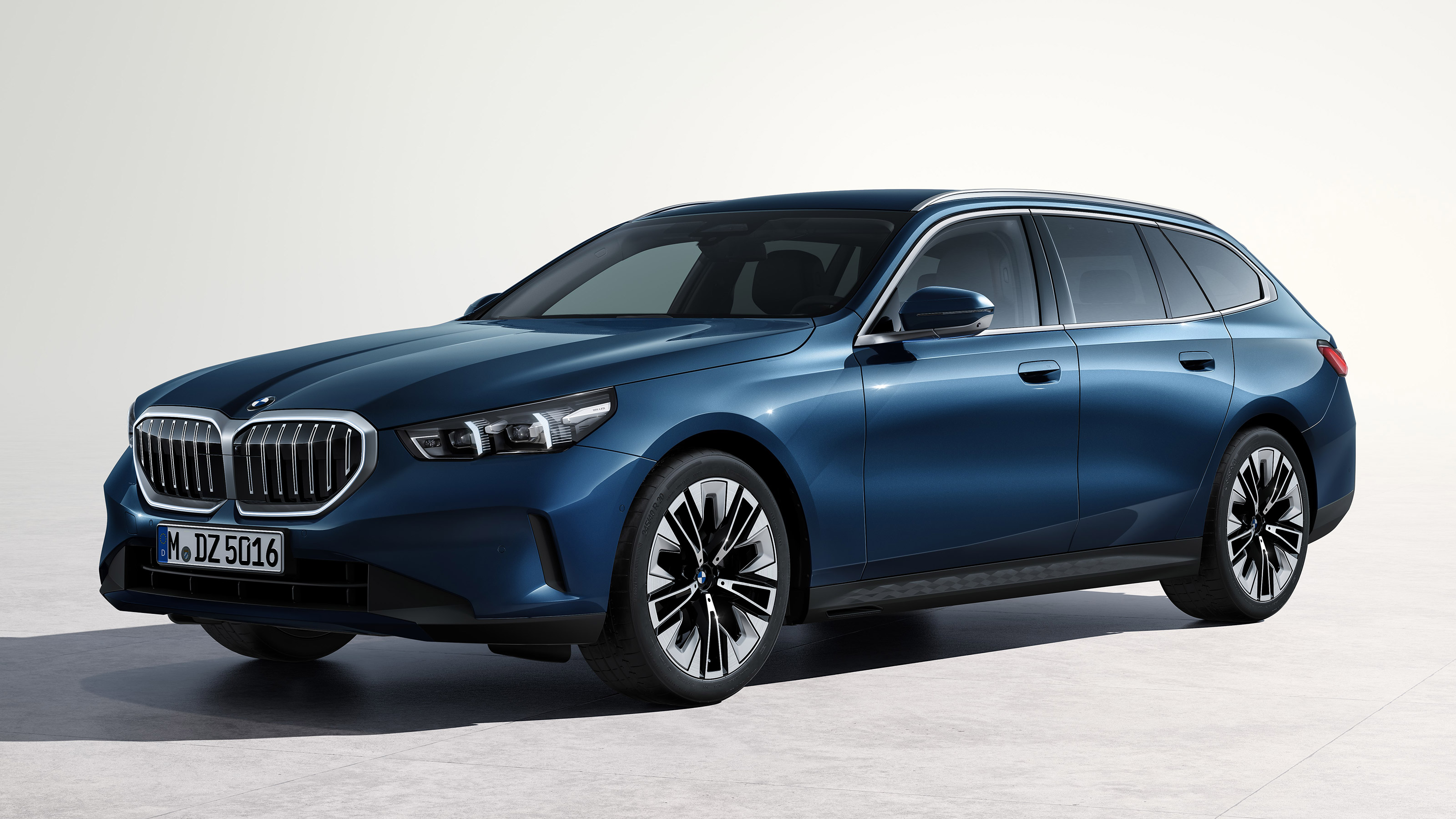 BMW 5 Series Touring - front studio