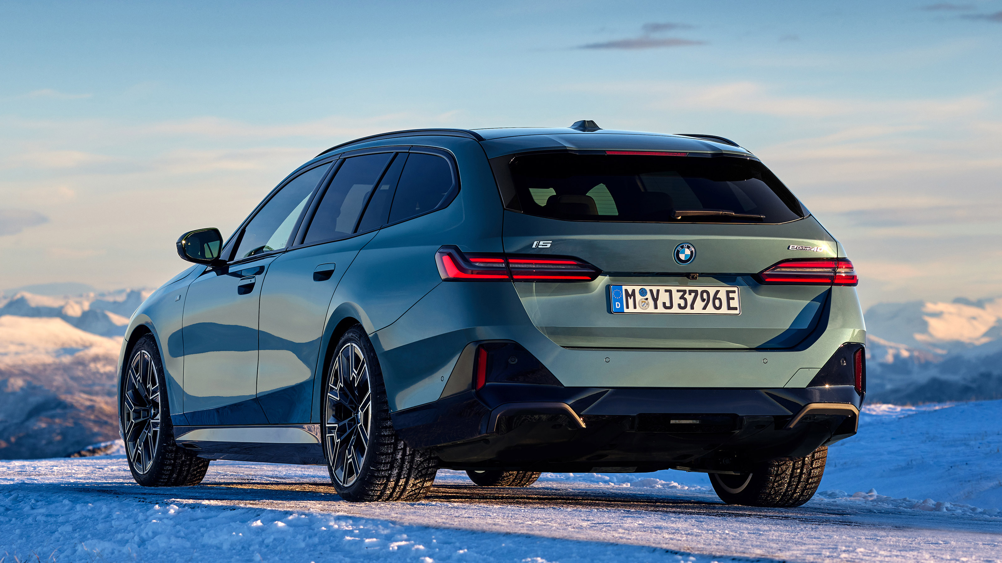 BMW i5 Touring - rear action