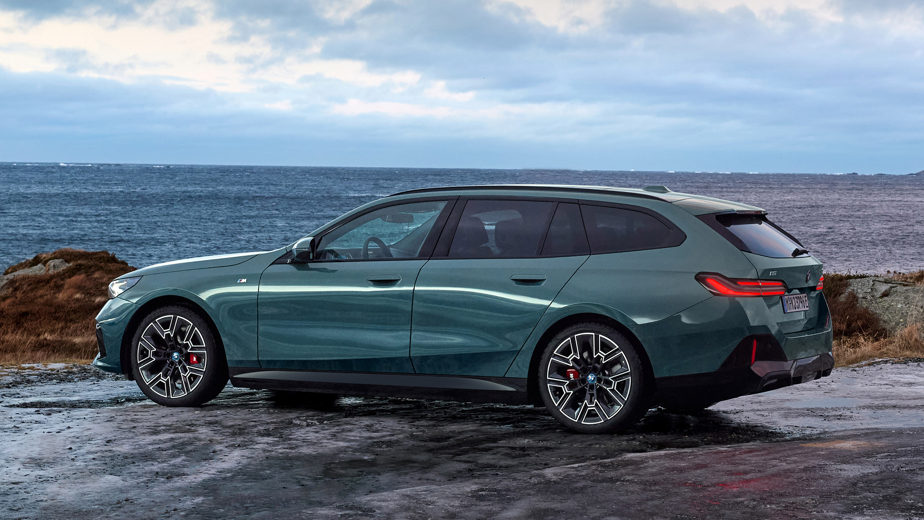 BMW i5 Touring - side