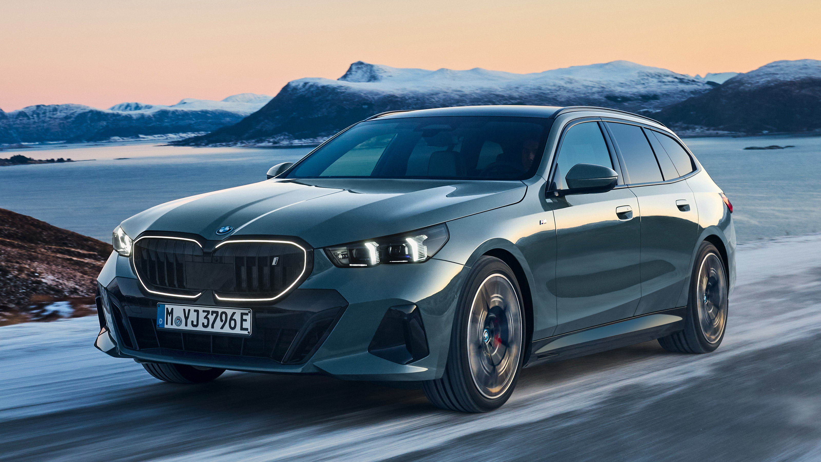 BMW i5 Touring - front tracking