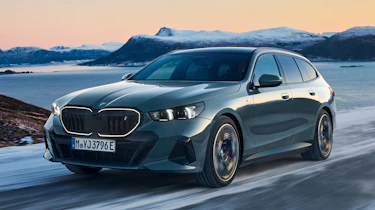 BMW i5 Touring - front tracking