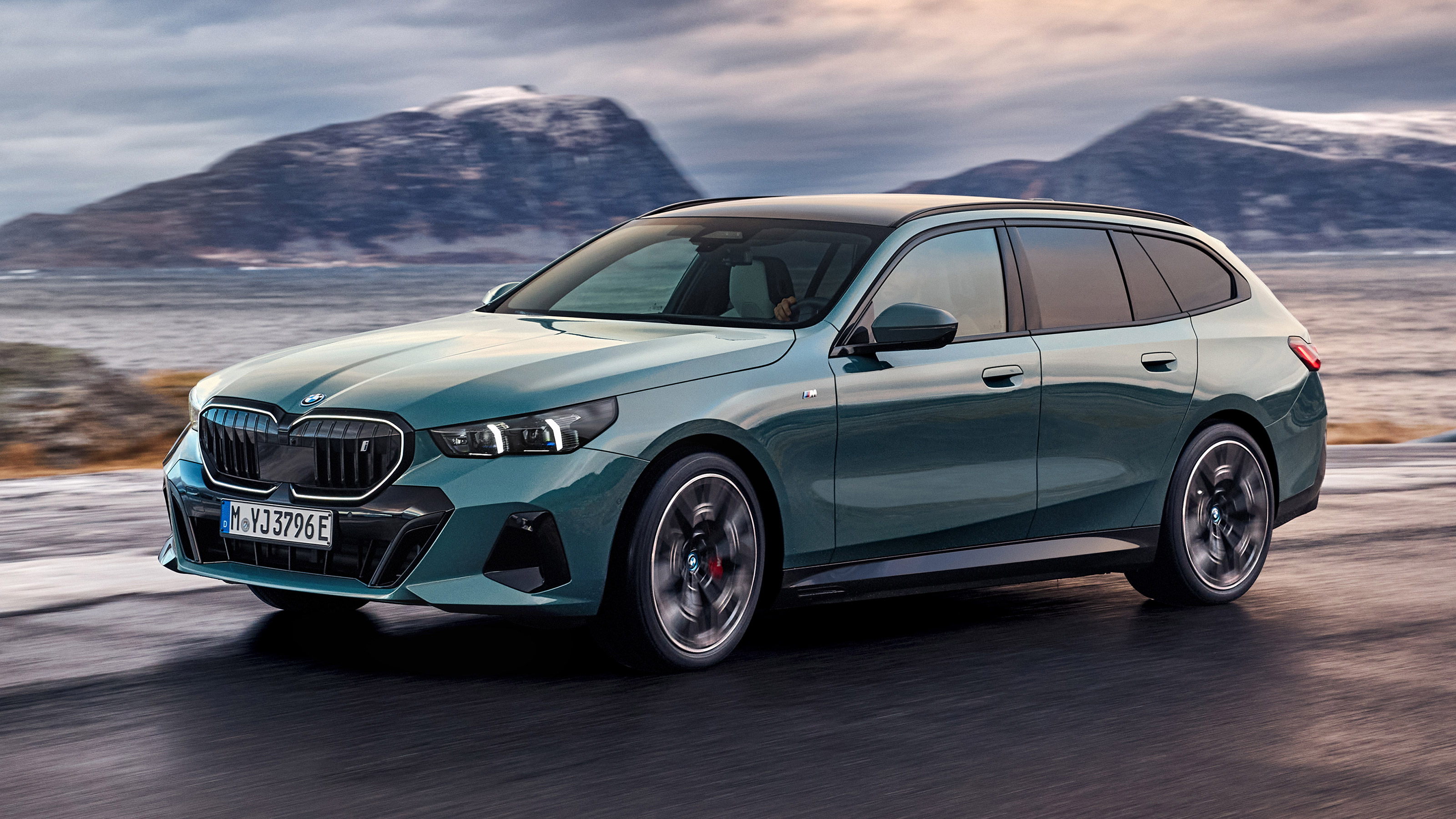 BMW i5 Touring - front