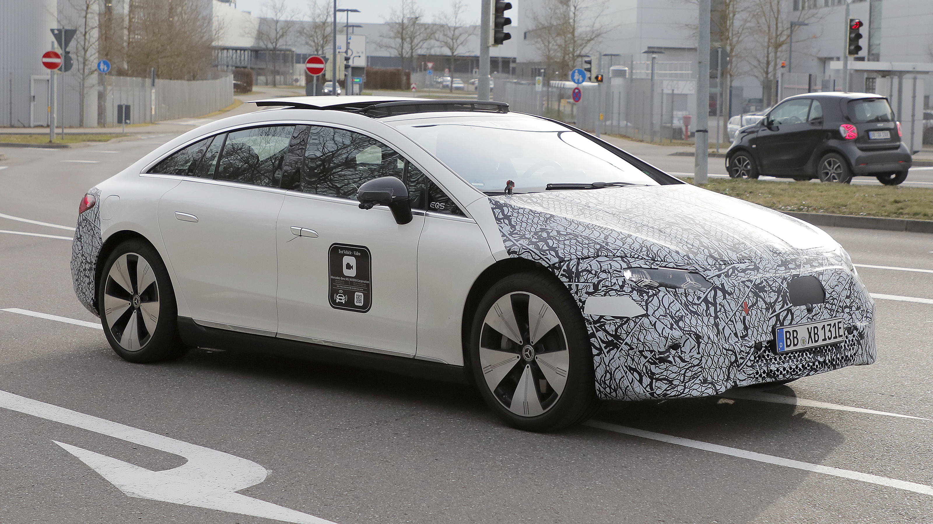 Mercedes EQS facelift (camouflaged) - front 3/4