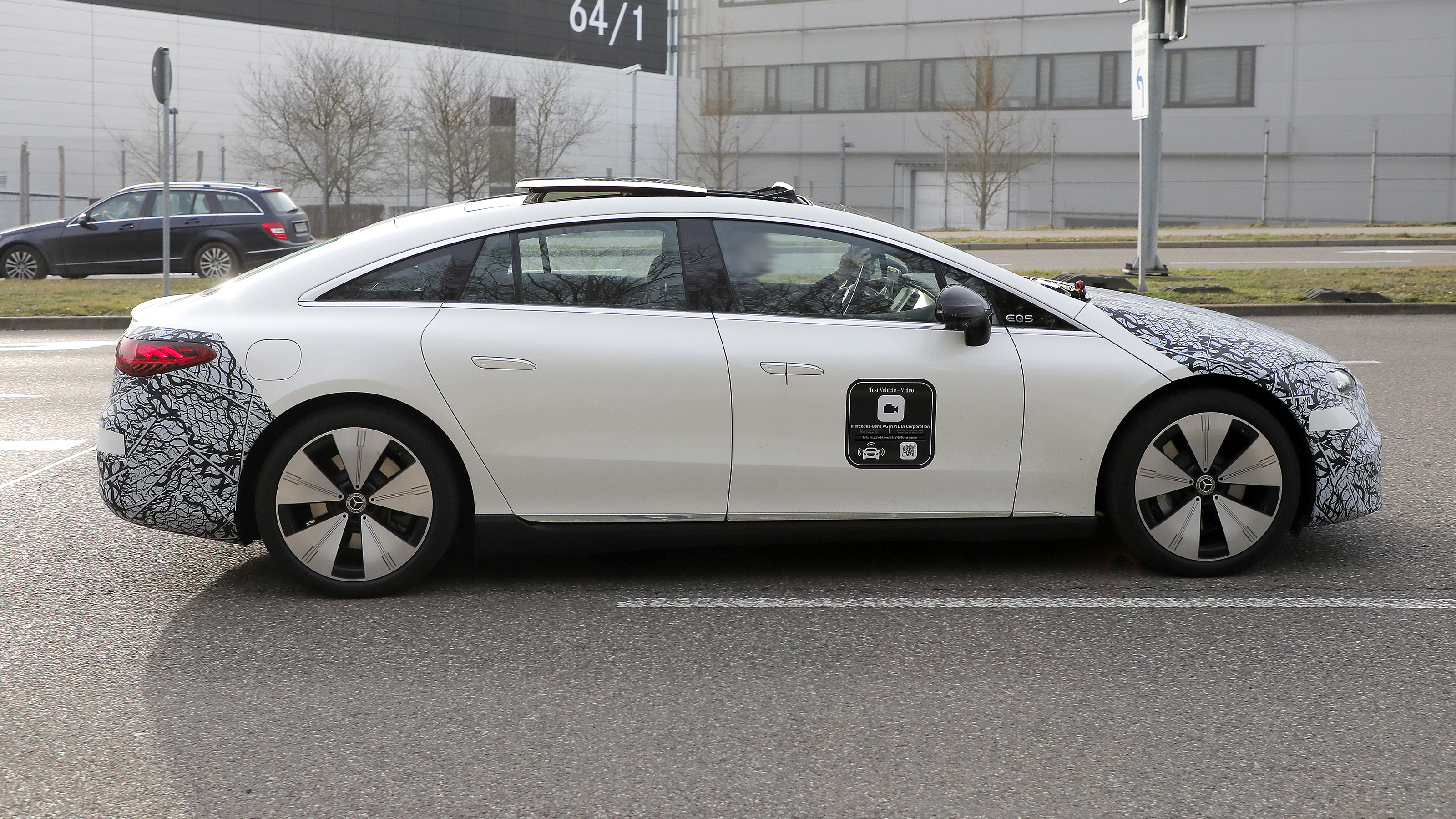 Mercedes EQS facelift (camouflaged) - side tracking
