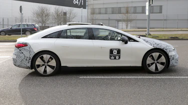 Mercedes EQS facelift (camouflaged) - side tracking