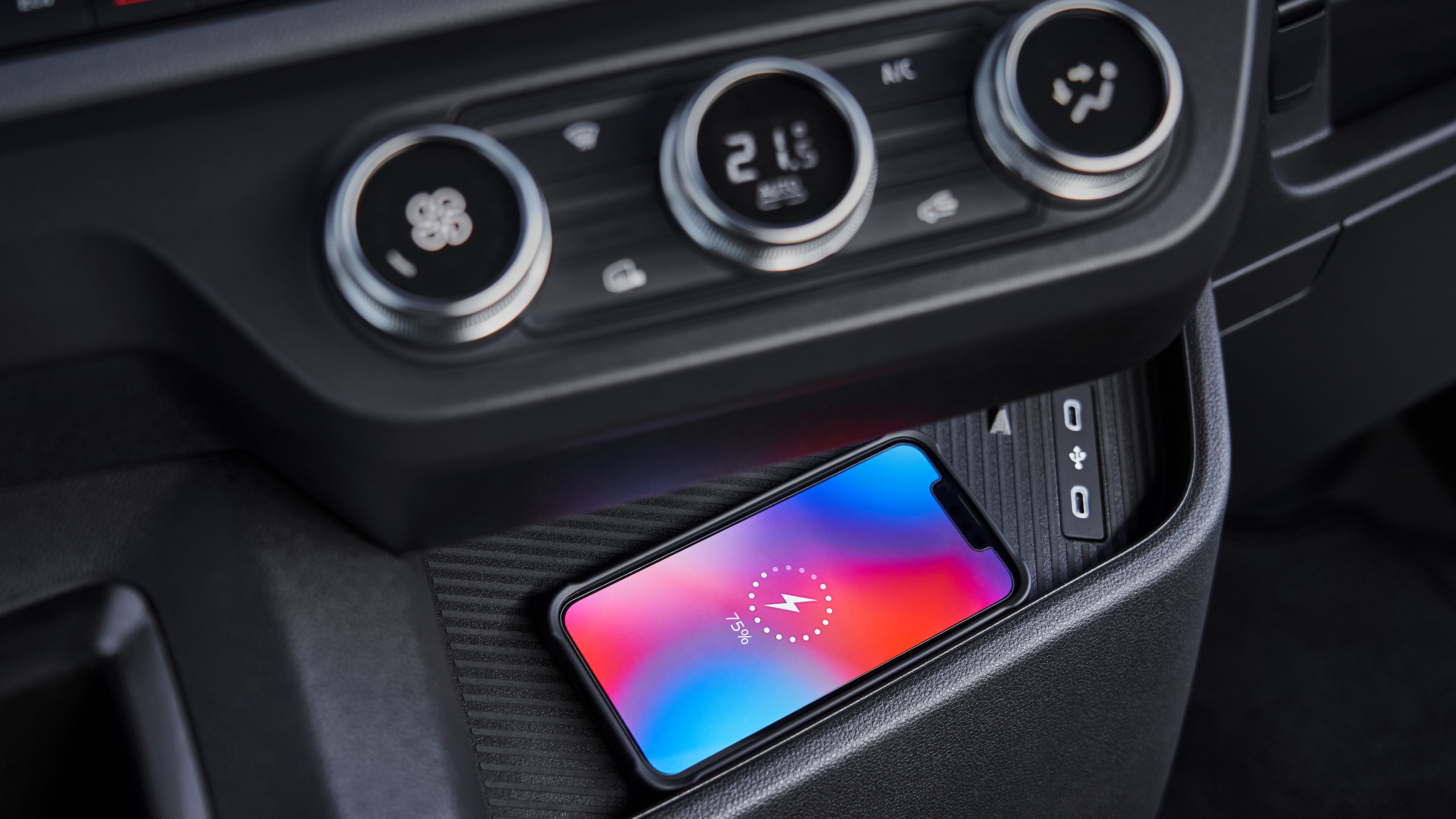 2024 Nissan Interstar - centre console